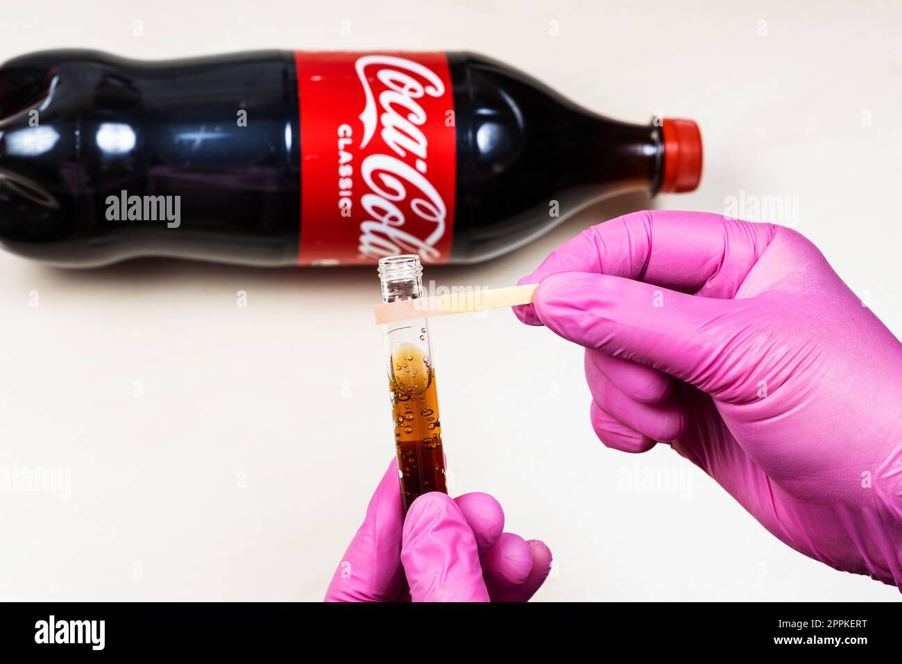 L'indicatore rosa mostra l'acidità della Coca-Cola Foto Stock