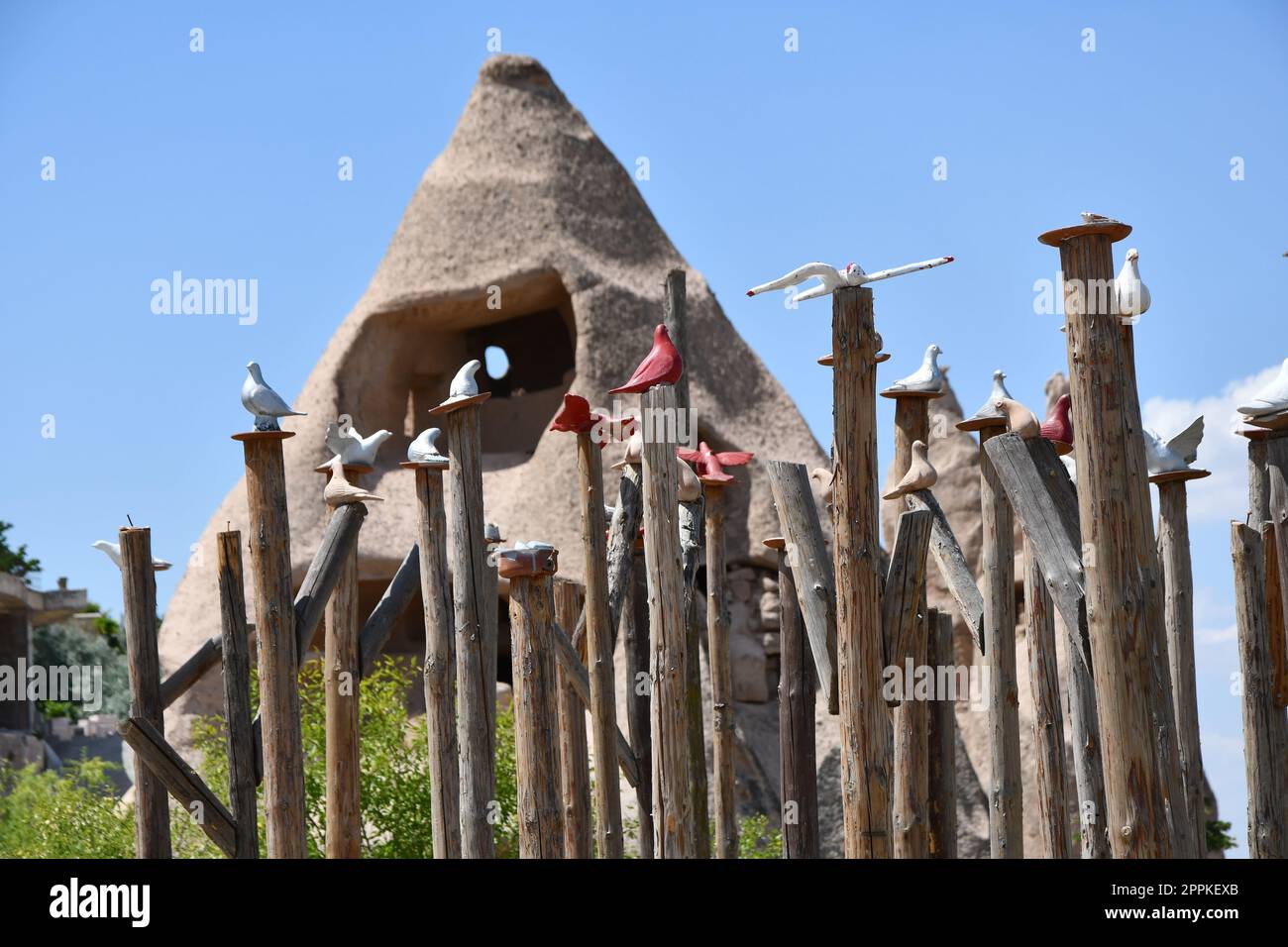 Ingresso alla Valle dei Pigeon con coloratissimi piccioni di argilla nel Parco Nazionale di Goreme, Cappadocia, Turchia Foto Stock