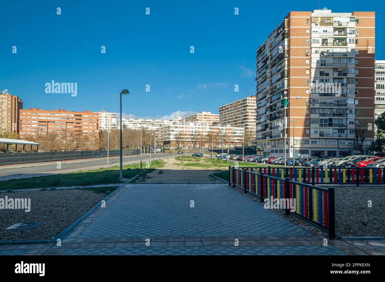 MADRID, SPAGNA - 27 DICEMBRE 2021: Vista degli edifici nel Barrio del Pilar, quartiere residenziale di Madrid, Spagna Foto Stock