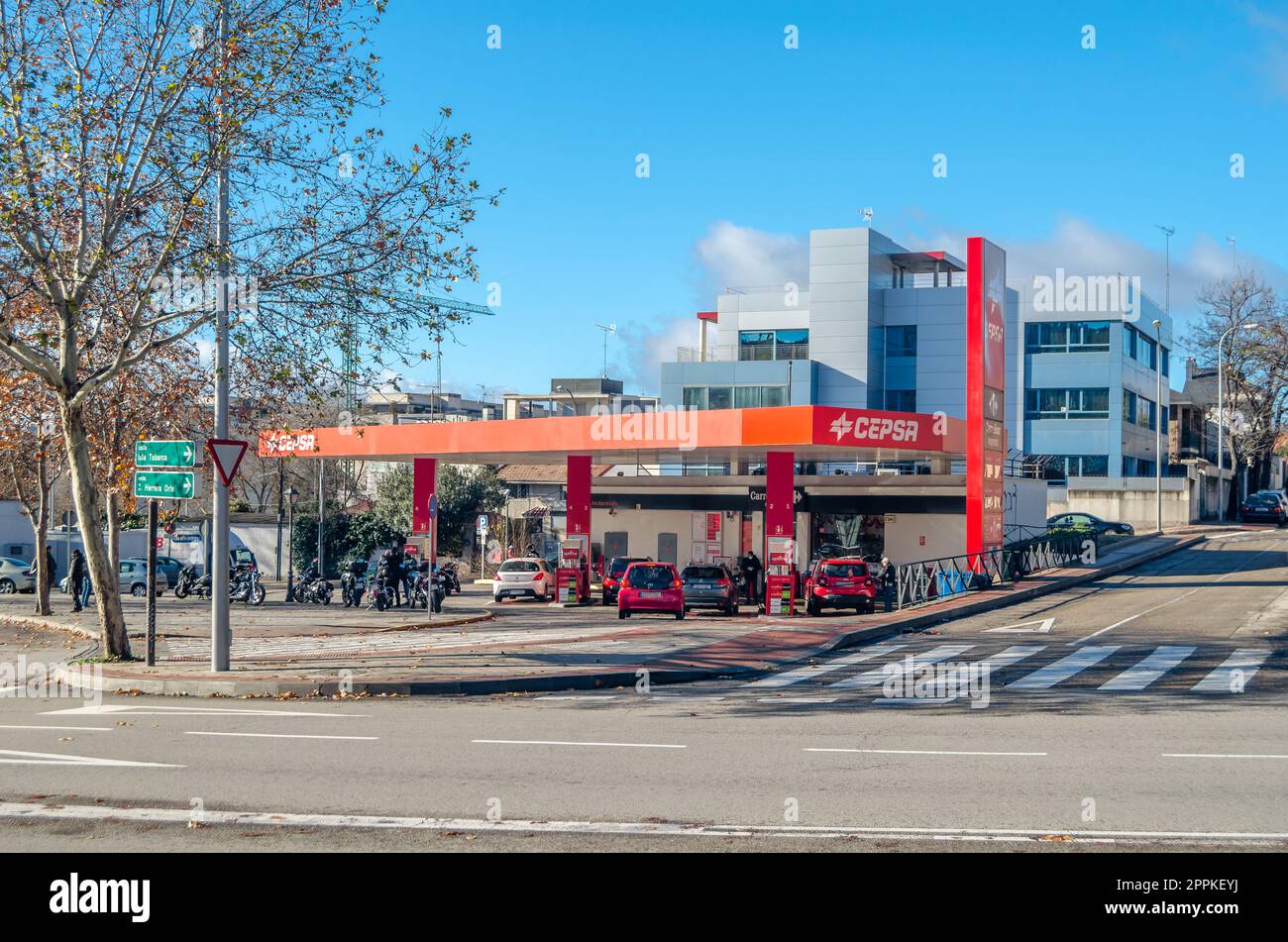 MADRID, SPAGNA - 27 DICEMBRE 2021: Stazione di servizio Cepsa a Madrid, Spagna. Cepsa è una multinazionale spagnola nel settore del petrolio e del gas Foto Stock