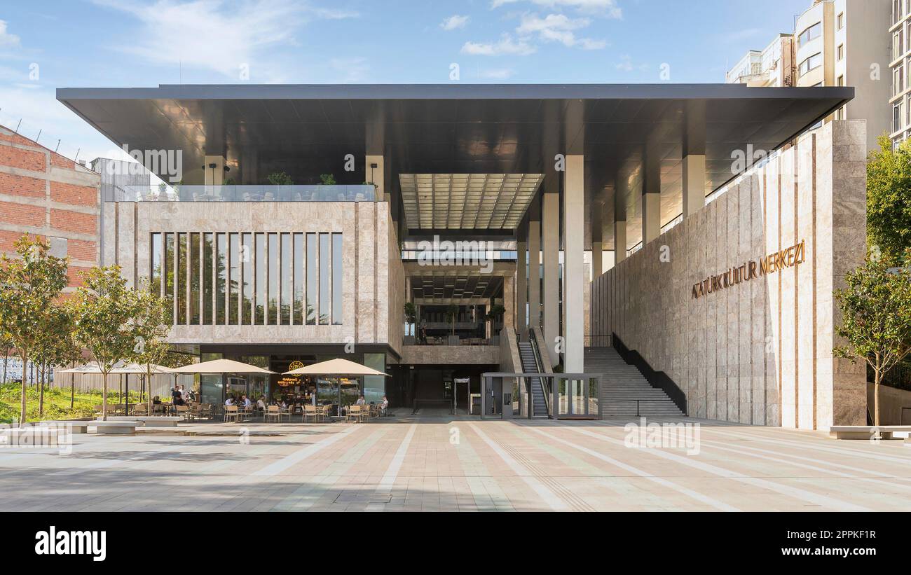 Ingresso posteriore dell'Ataturk Cultural Center, o Kultur Merkezi, Istanbul, Turchia Foto Stock