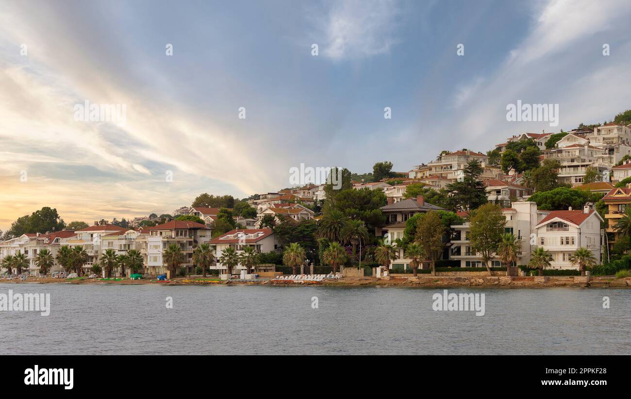 Montagne dell'isola di Kinaliada dal Mare di Marmara, con case estive tradizionali all'alba, Istanbul, Turchia Foto Stock