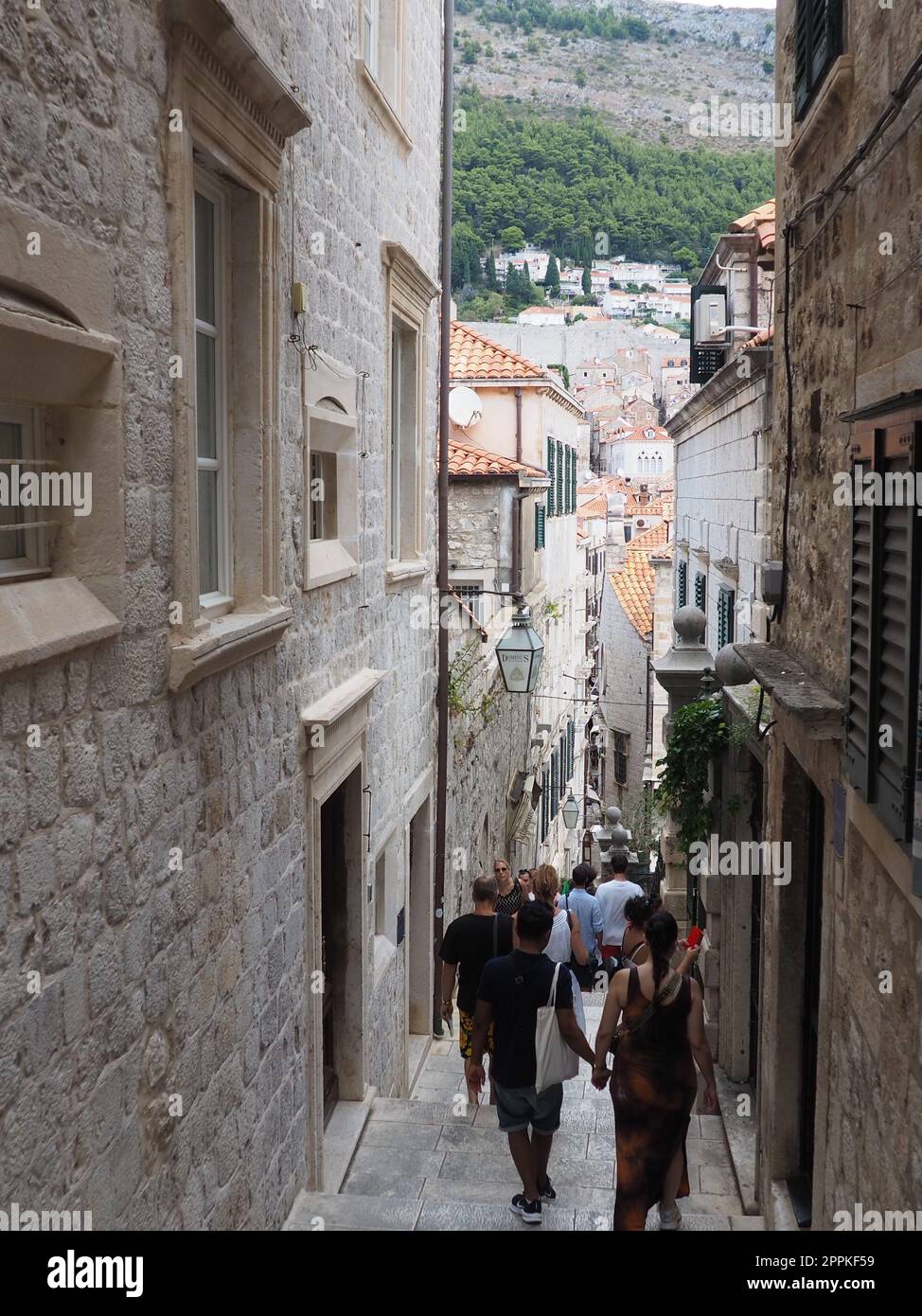 Dubrovnik, Croazia, 08.14. 2022. Stradine strette della città antica. Le facciate delle case sono fatte di marmo e pietra molto vicine l'una all'altra. Finestre con diaframmi. Turismo estivo in Adriatico. Foto Stock