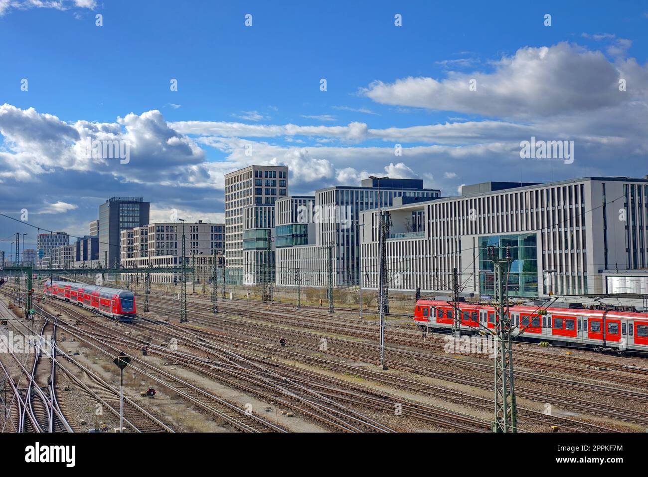 Monaco, Baviera, binari ferroviari, nuova area di sviluppo Arnulf-Park, edificio per uffici, S-Bahn Foto Stock