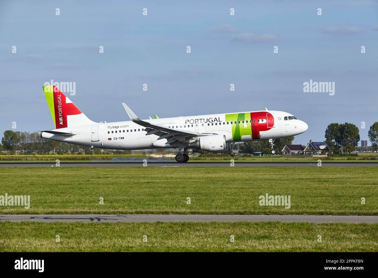 Aeroporto di Amsterdam Schiphol - atterra l'Airbus A320-214 di TAP Air Portugal Foto Stock