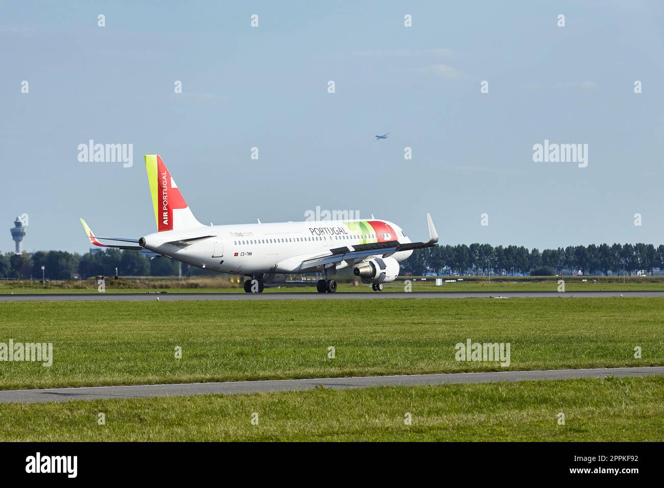 Aeroporto di Amsterdam Schiphol - atterra l'Airbus A320-214 di TAP Air Portugal Foto Stock