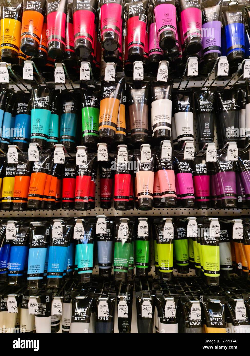 Kiel, Germania - 11 febbraio 2023: Vari colori del marchio Liquitex in una sezione di verniciatura di un negozio fai da te. Foto Stock
