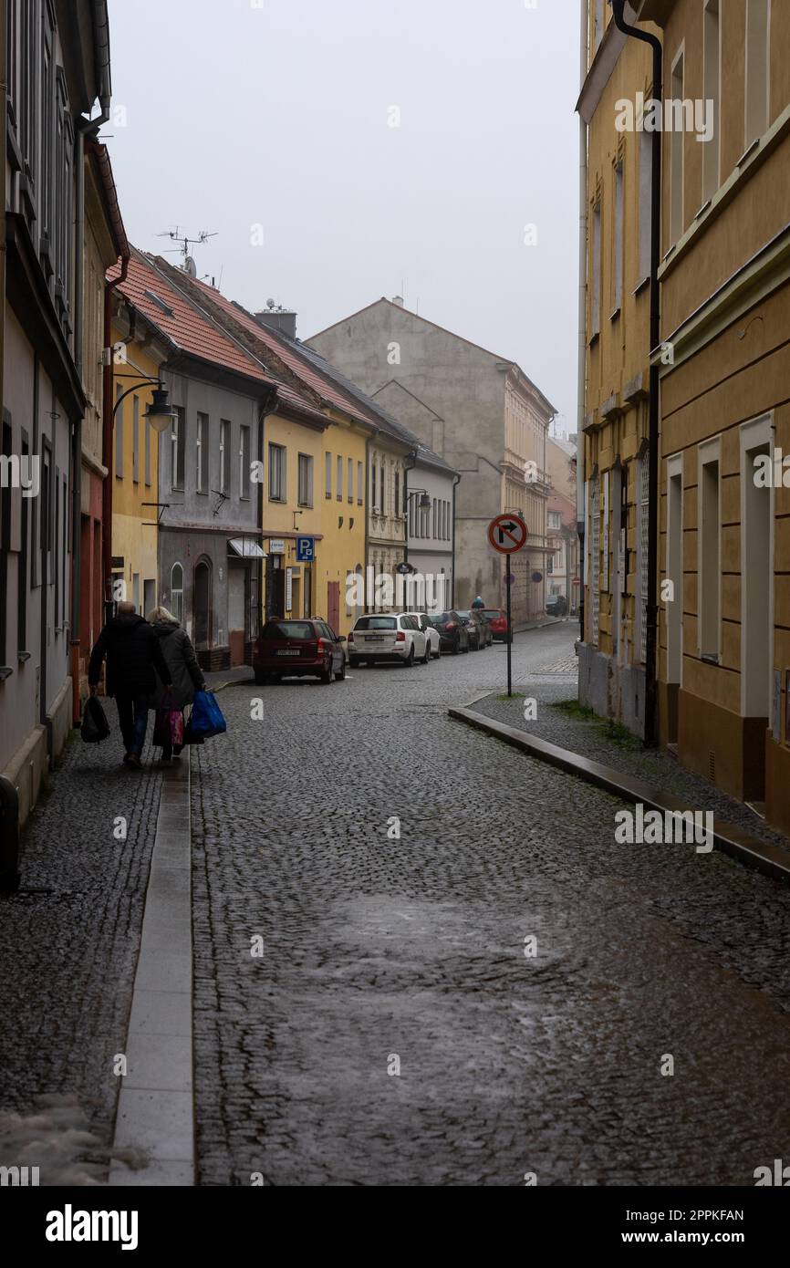 CHOMUTOV, REPUBBLICA CECA - 04 DICEMBRE 2022: Strade pre-natalizie della città vecchia. Foto Stock