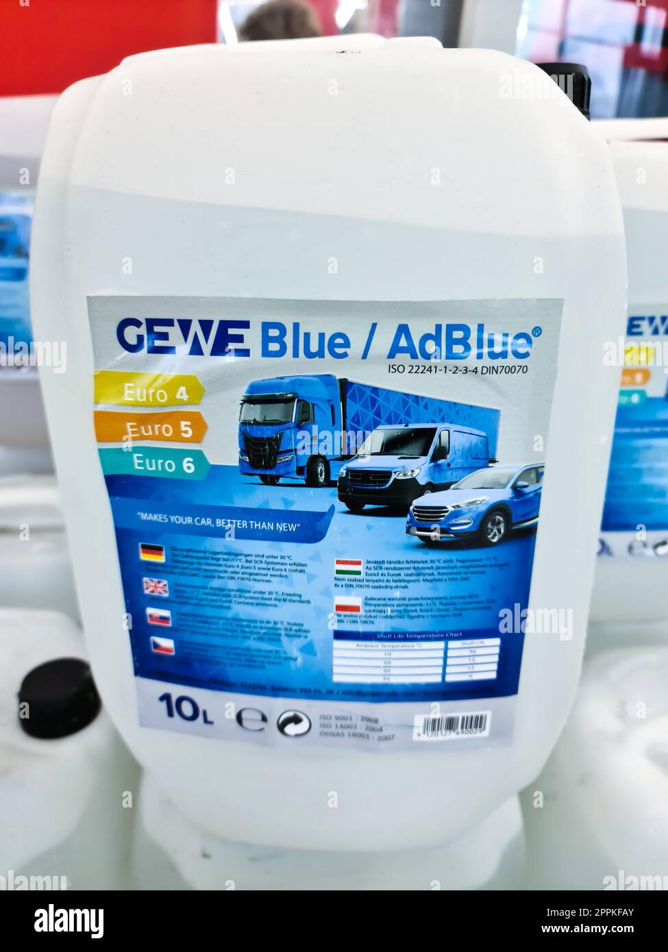 Kiel, Germania - 11 febbraio 2023: Una pila di taniche dell'additivo AdBlue in un mercato. Foto Stock