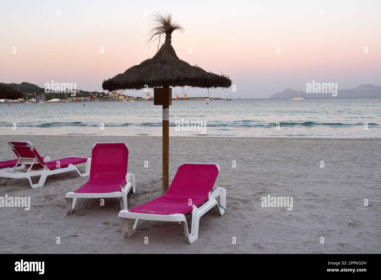 Sedie a sdraio con ombrellone sulla spiaggia di sabbia di Alcudia, Maiorca Foto Stock