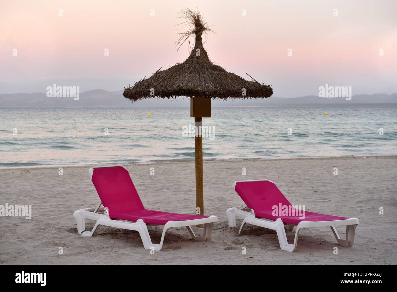 Lettino con ombrellone sulla spiaggia sabbiosa di Alcudia, Maiorca Foto Stock