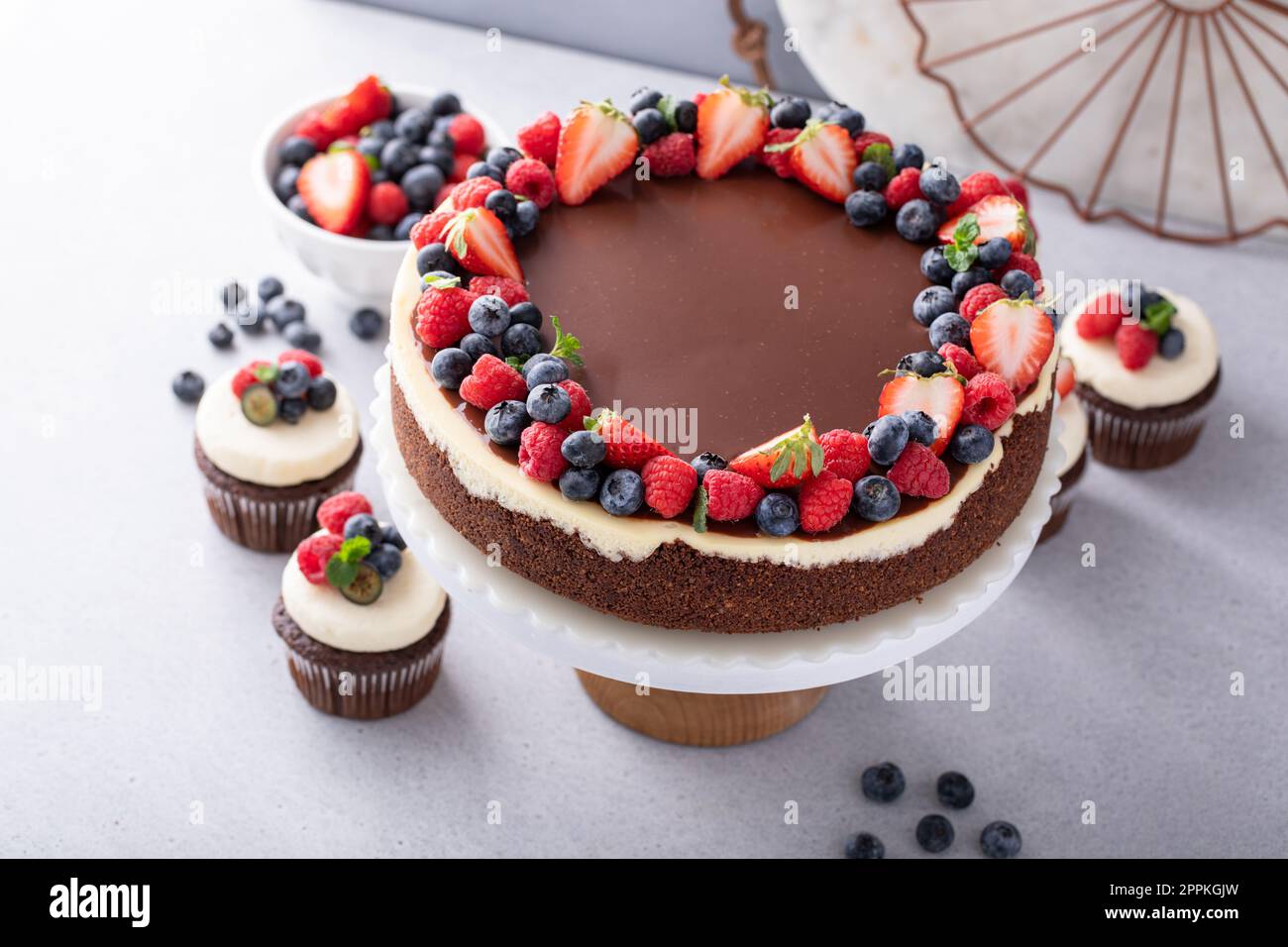 Cheesecake al cioccolato e alla vaniglia con ganache al cioccolato fondente e bacche estive Foto Stock