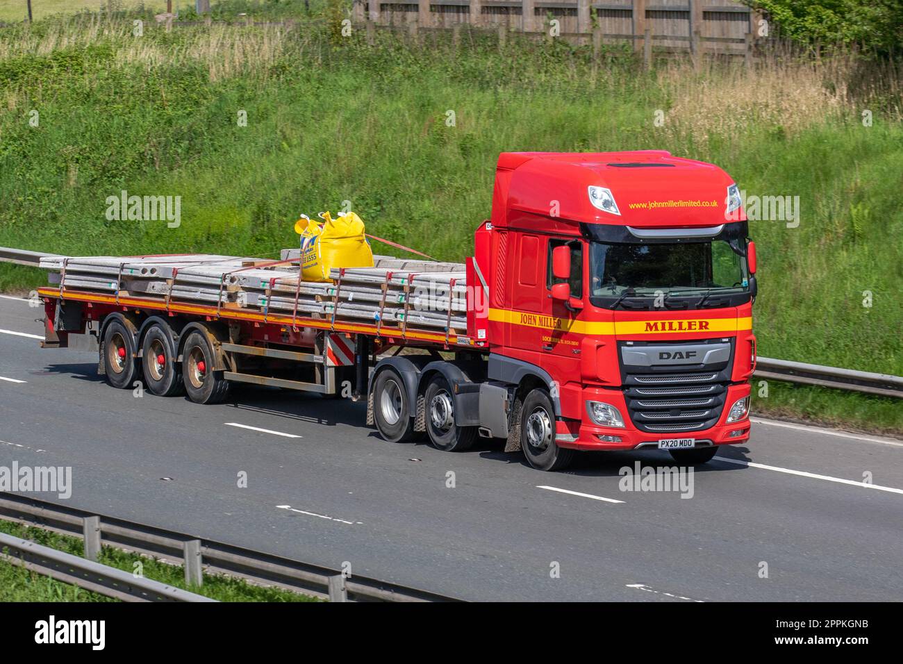 John Miller Ltd DAF Trucks Red Diesel autocarro con pianale da 12902 cc che trasporta materiali da costruzione; viaggiando sull'autostrada M61, Regno Unito Foto Stock