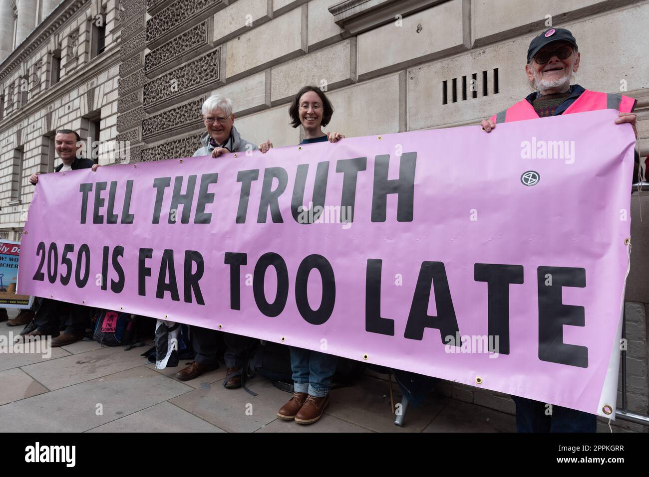 Londra, Regno Unito. {day0} {mnn}, {yr4}. Gli attivisti del clima esponono un banner che chiede ai media "Tell the Truth" sul cambiamento climatico durante un Picket popolare del Dipartimento per il digitale, la cultura, i media e lo sport (DCMS) nell'ultimo di quattro giorni di proteste avviate dalla ribellione dell'estinzione e sostenute da più di 200 organizzazioni, tra cui gruppi ambientalisti, ONG e sindacati. Chiedono al governo di porre fine alle licenze, ai finanziamenti e all'approvazione di nuovi progetti sui combustibili fossili e di creare "assemblee cittadine" per affrontare la crisi climatica. Credit: Ron Fassbender/Alamy Live News. Foto Stock