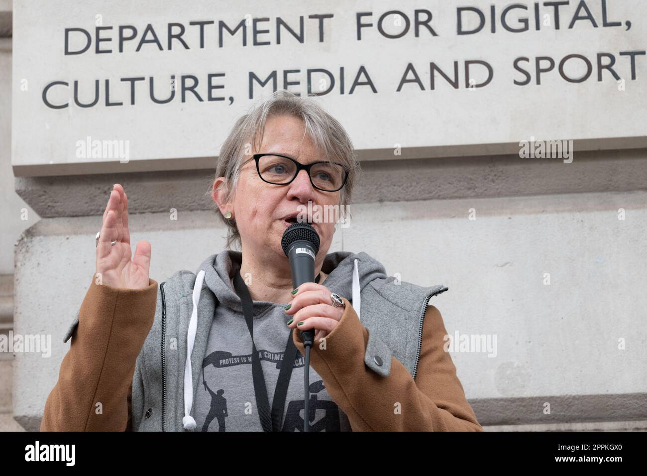 Londra, Regno Unito. 24 aprile 2023. L'ex leader del Partito Verde Baronessa Natalie Bennett si rivolge a un Picket popolare di 'Media Tell the Truth' presso il Dipartimento per la Cultura, i Media e lo Sport nell'ultimo di quattro giorni di proteste avviate dalla rivolta dell'estinzione e sostenute da più di 200 organizzazioni, tra cui gruppi ambientali, ONG e sindacati. Chiedono al governo di porre fine alle licenze, ai finanziamenti e all'approvazione di nuovi progetti sui combustibili fossili e di creare "assemblee cittadine" per affrontare la crisi climatica. Credit: Ron Fassbender/Alamy Live News. Foto Stock Londra, Regno Unito. 24 aprile 2023. L'ex leader del Partito Verde Baronessa Natalie Bennett si rivolge a un Picket popolare di 'Media Tell the Truth' presso il Dipartimento per la Cultura, i Media e lo Sport nell'ultimo di quattro giorni di proteste avviate dalla rivolta dell'estinzione e sostenute da più di 200 organizzazioni, tra cui gruppi ambientali, ONG e sindacati. Chiedono al governo di porre fine alle licenze, ai finanziamenti e all'approvazione di nuovi progetti sui combustibili fossili e di creare "assemblee cittadine" per affrontare la crisi climatica. Credit: Ron Fassbender/Alamy Live News. Foto Stock