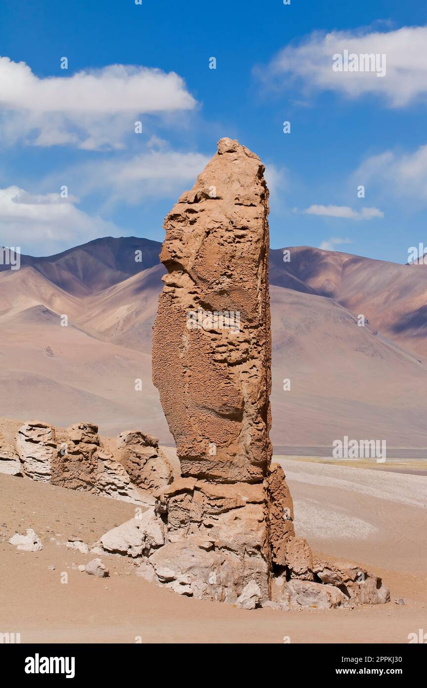 Colonne di pietra dei monaci di Pacana, riserva nazionale di Los Flamencos, deserto di Atacama, regione di Antofagento, Cile Foto Stock