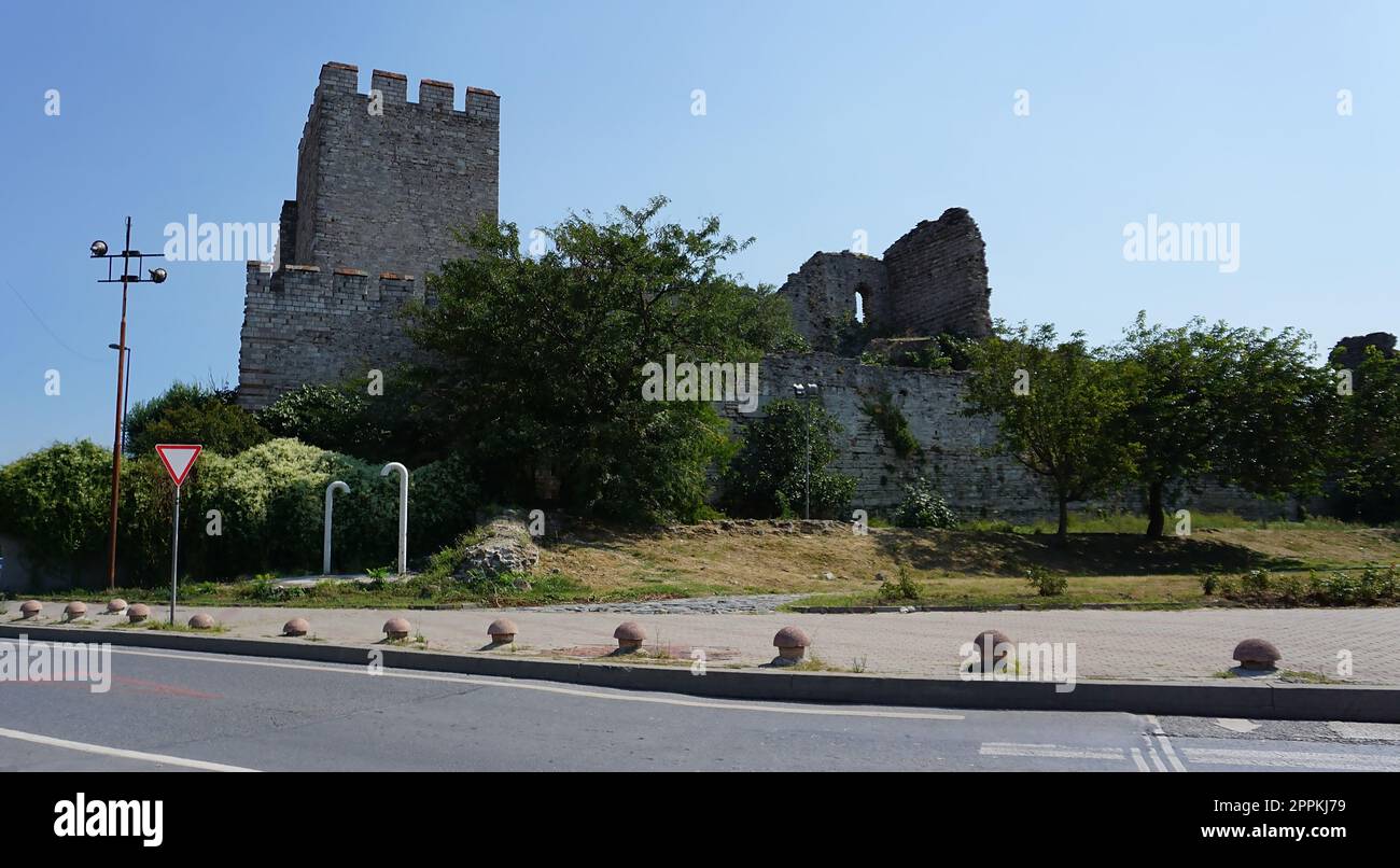 Istanbul, Turchia - 14 settembre 2022: Torri e mura della vecchia fortezza, fortificazione della città. Foto Stock