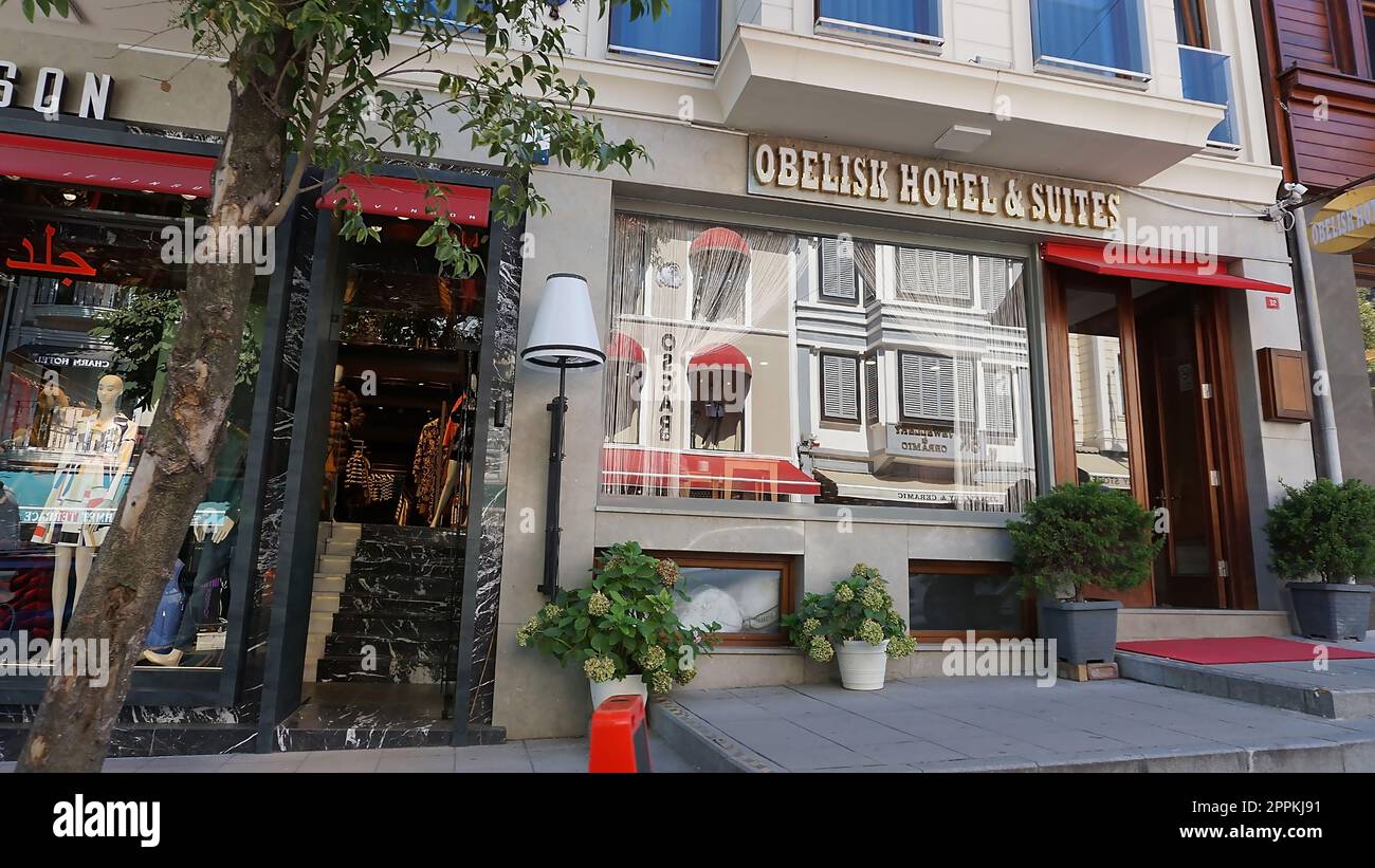 Istanbul, Turchia - 14 settembre 2022: Vista sulla strada a Sultanahmet. Hotel e suite Obelisk Foto Stock