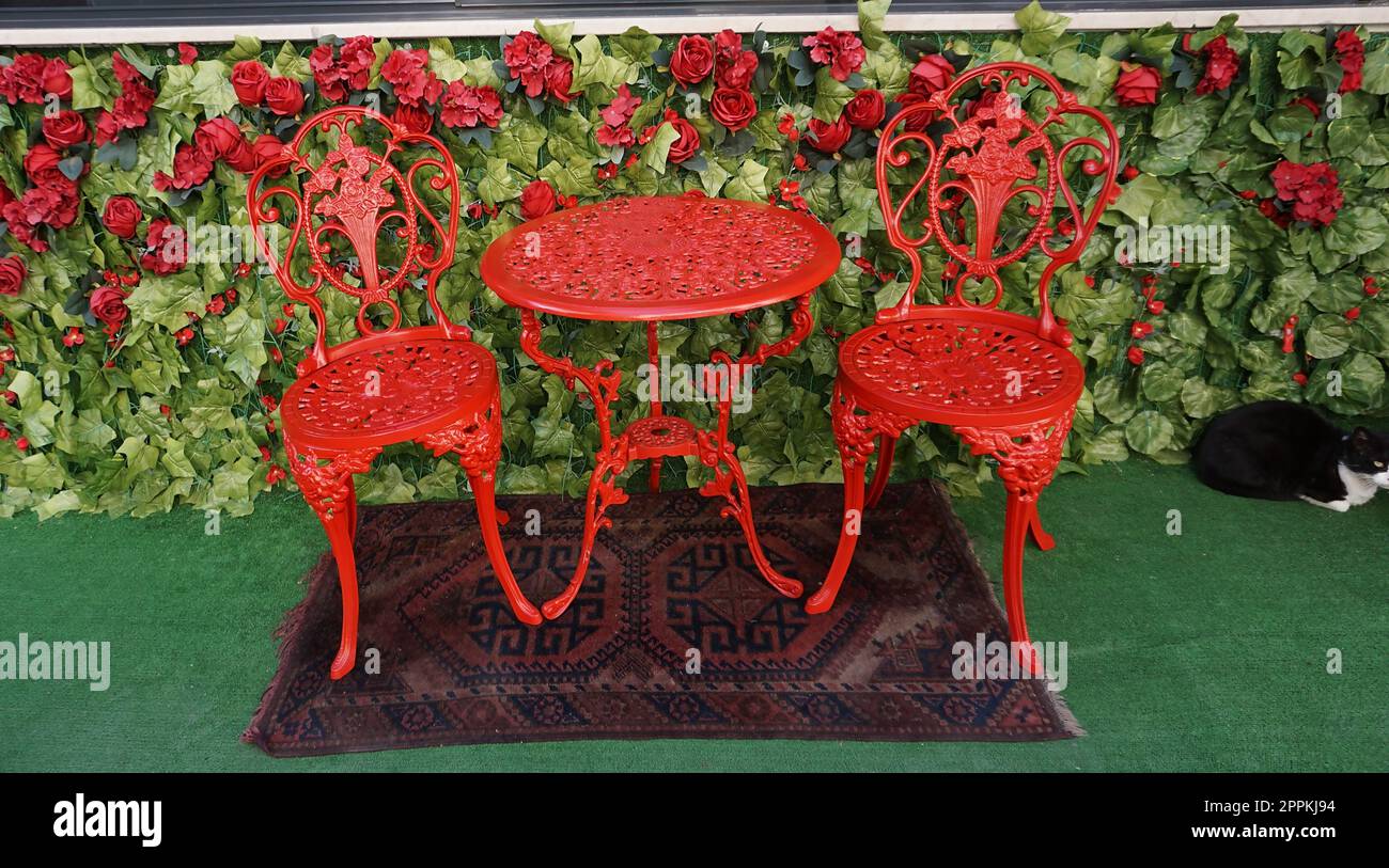 Istanbul, Turchia - 14 settembre 2022: Sedie decorate e tavolo su una strada a Sultanahmet Foto Stock