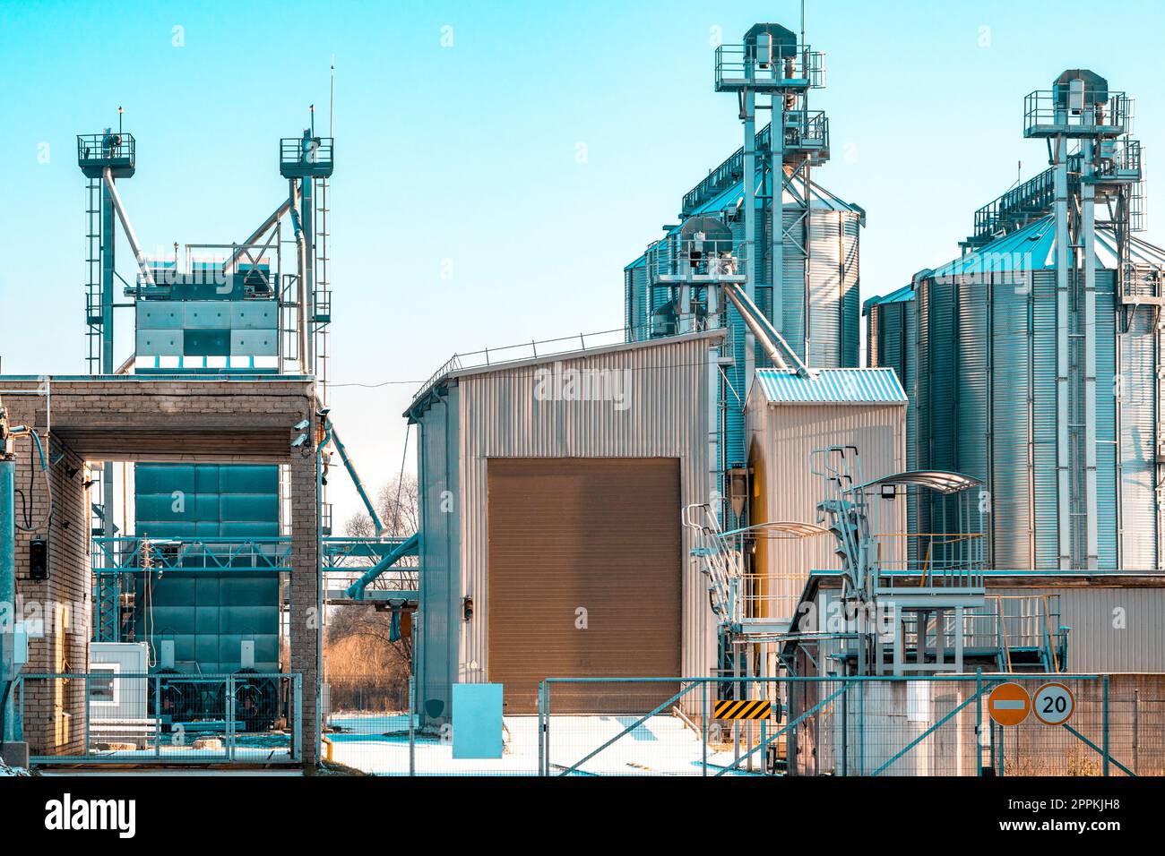 Cancello d'ingresso all'edificio dell'elevatore per cereali agricoli Foto Stock