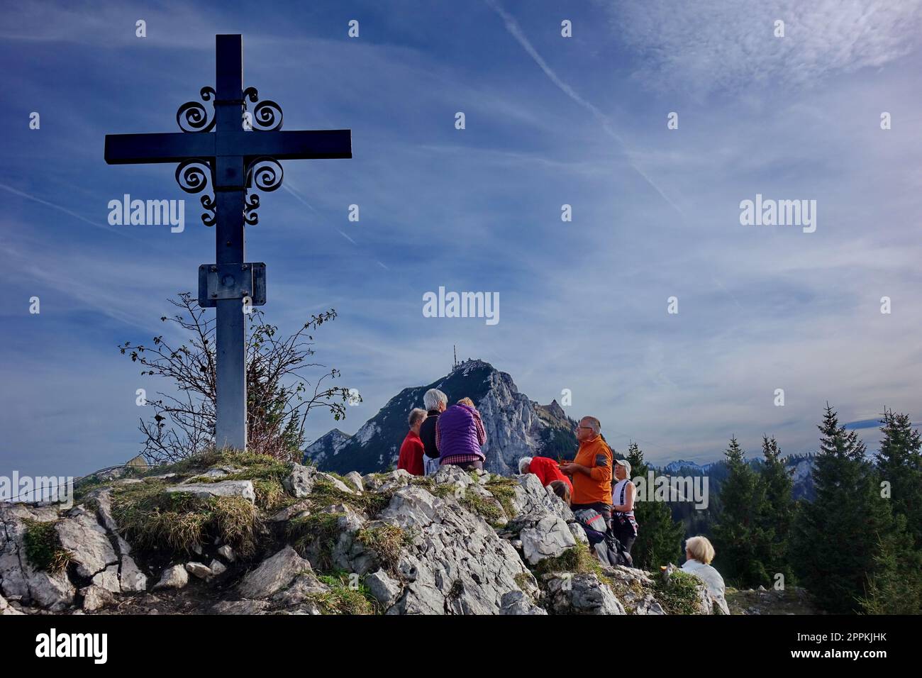 Europa, Germania, alta Baviera, Mangfall Mountains, Schweinsberg, Monte Wendelstein, croce, escursionisti Foto Stock