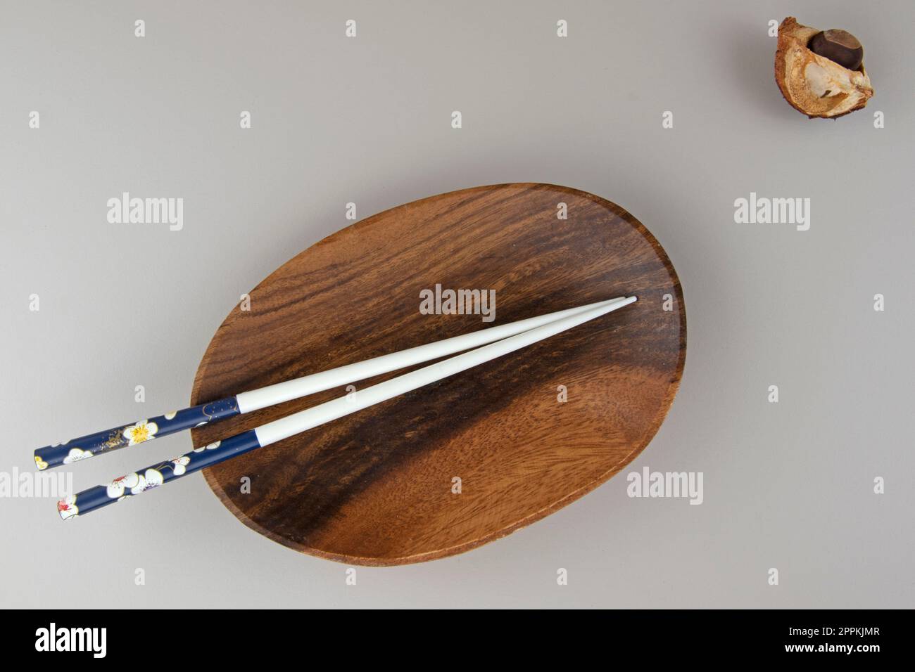 Scena minimalista di ciotola vuota in legno e bacchette, vista dall'alto Foto Stock