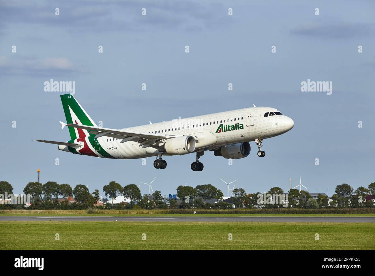 Aeroporto di Amsterdam Schiphol - atterra Airbus A320-216 di ITA Airways (Alitalia) Foto Stock