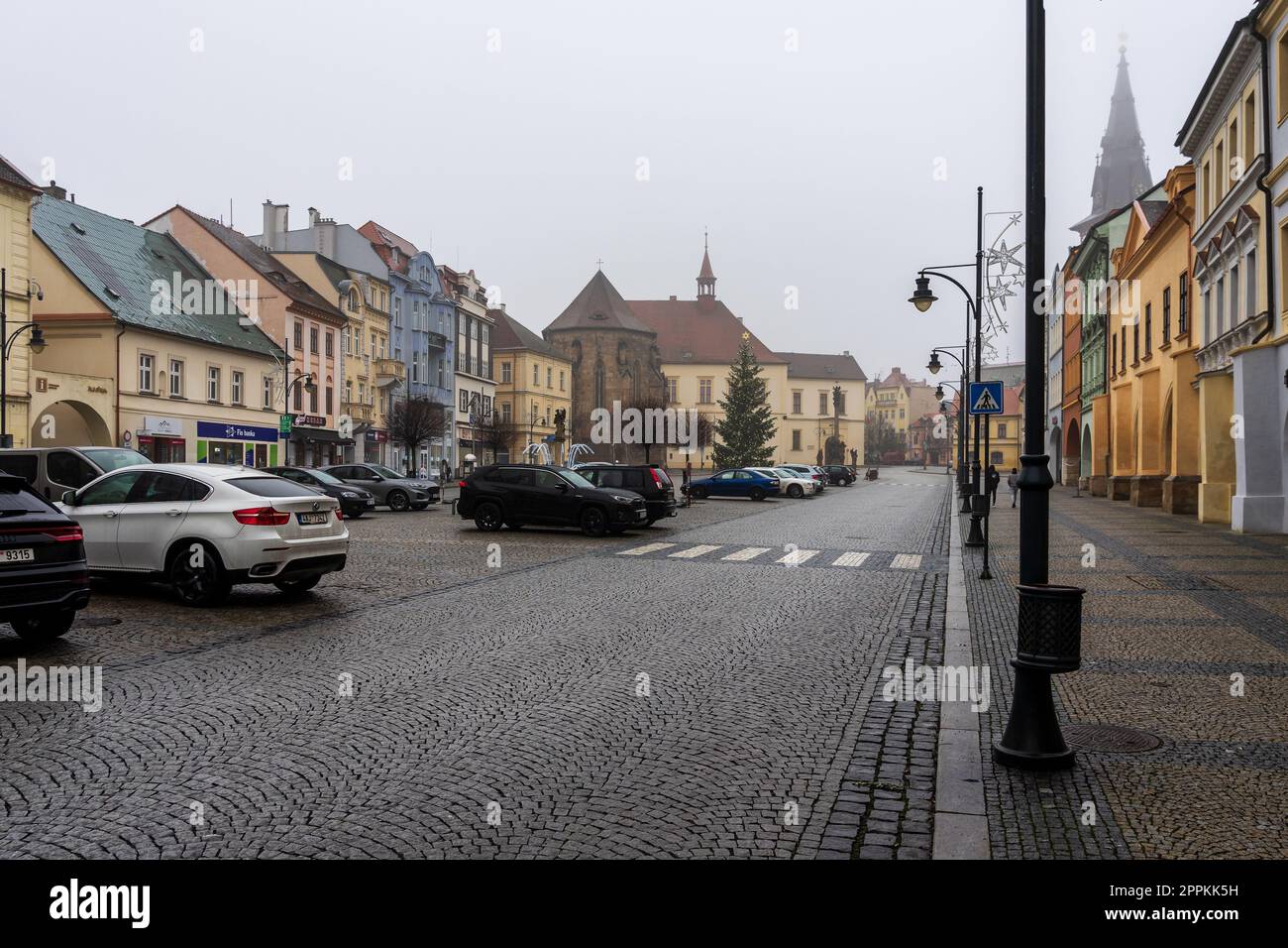 CHOMUTOV, REPUBBLICA CECA - 04 DICEMBRE 2022: Strade pre-natalizie della città vecchia. Foto Stock