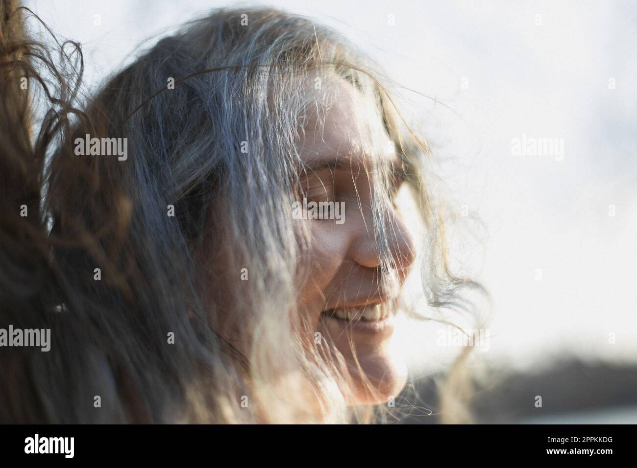Primo piano Tousled grigio donna capelli ridendo con gli occhi chiusi ritratto immagine Foto Stock