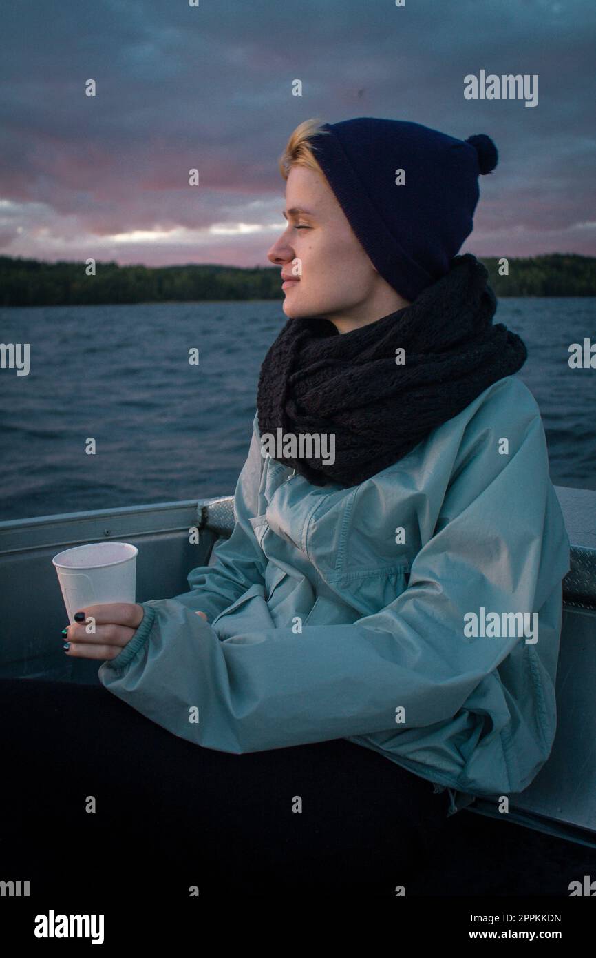 Primo piano donna rilassata con tazza in foto ritratto barca Foto Stock