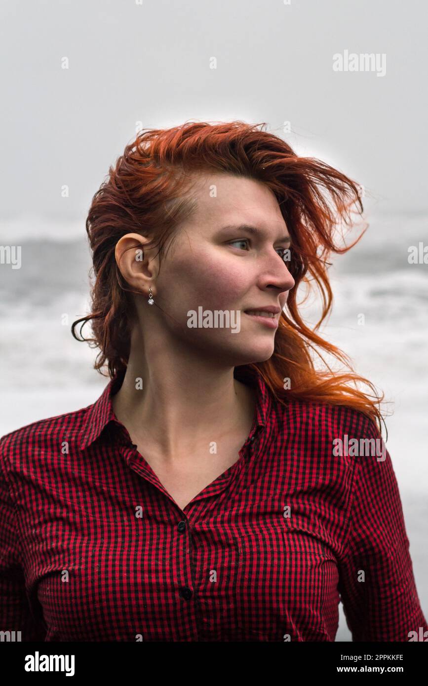 Primo piano attraente donna in camicia rossa ritratto esterno Foto Stock