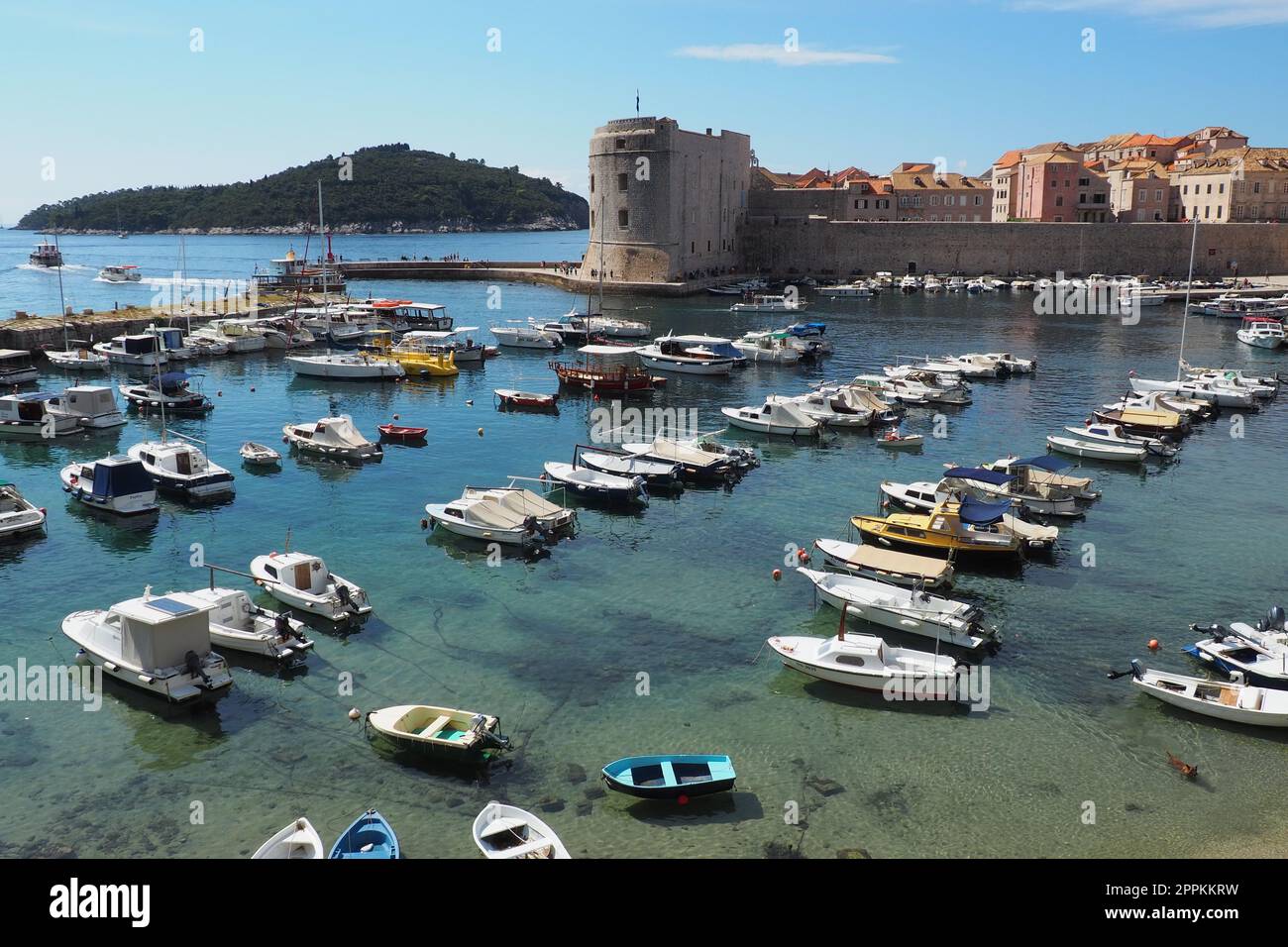 Dubrovnik, Croazia, 08.14. 2022. Attrattiva turistica estiva del porto cittadino. I turisti camminano, salgono su barche e navi e fanno gite in barca. Mare Adriatico. Viaggi e attività ricreative. Barche private di cittadini locali Foto Stock