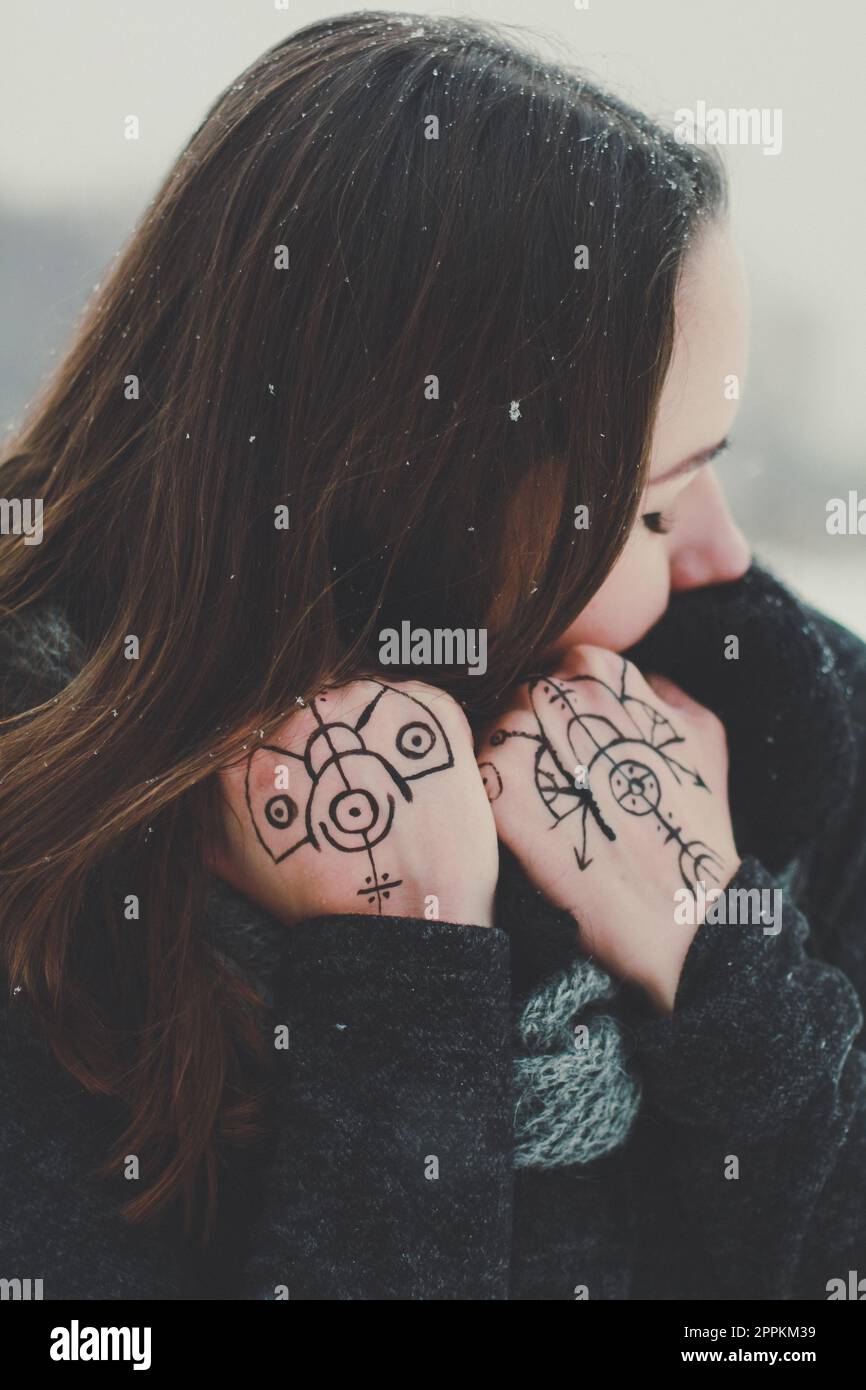 Primo piano donna godendo calore sciarpa maglia in freddo ritratto foto tempo Foto Stock