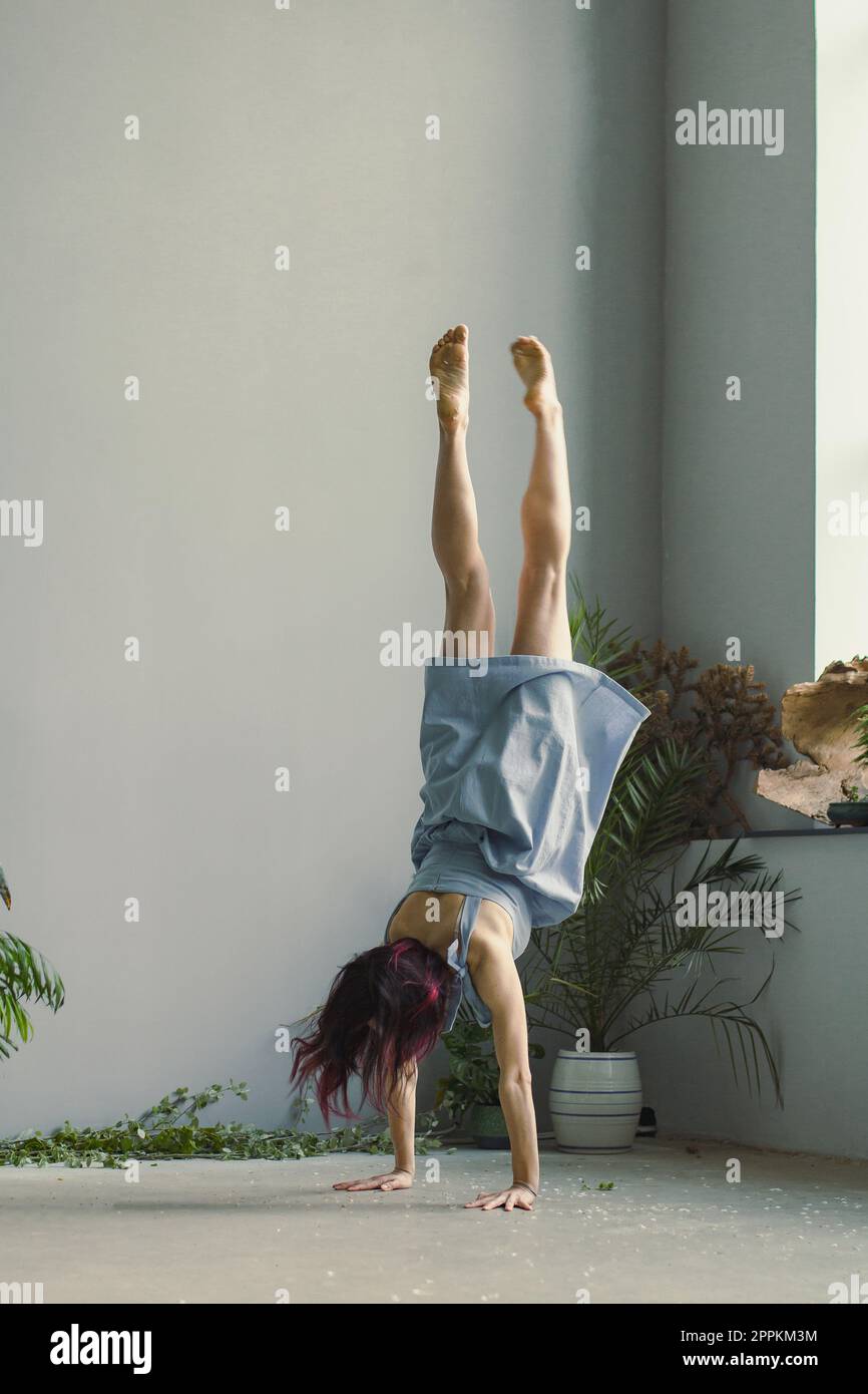 Camminare a mano divertente posa fotografia panoramica Foto Stock