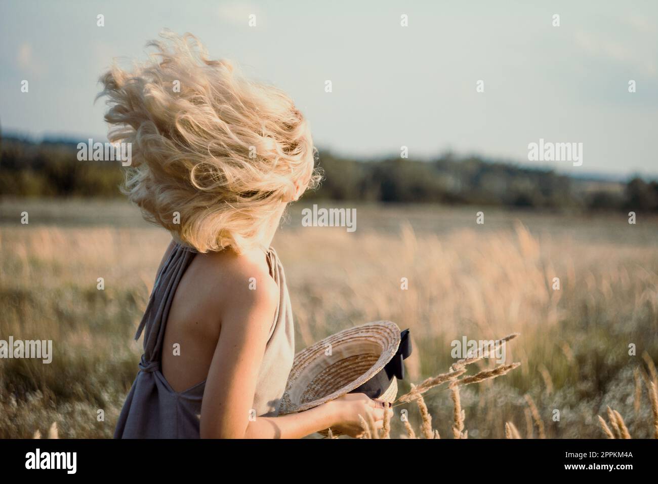 Primo piano donna bionda capelli soffiare in estate vento concept foto Foto Stock