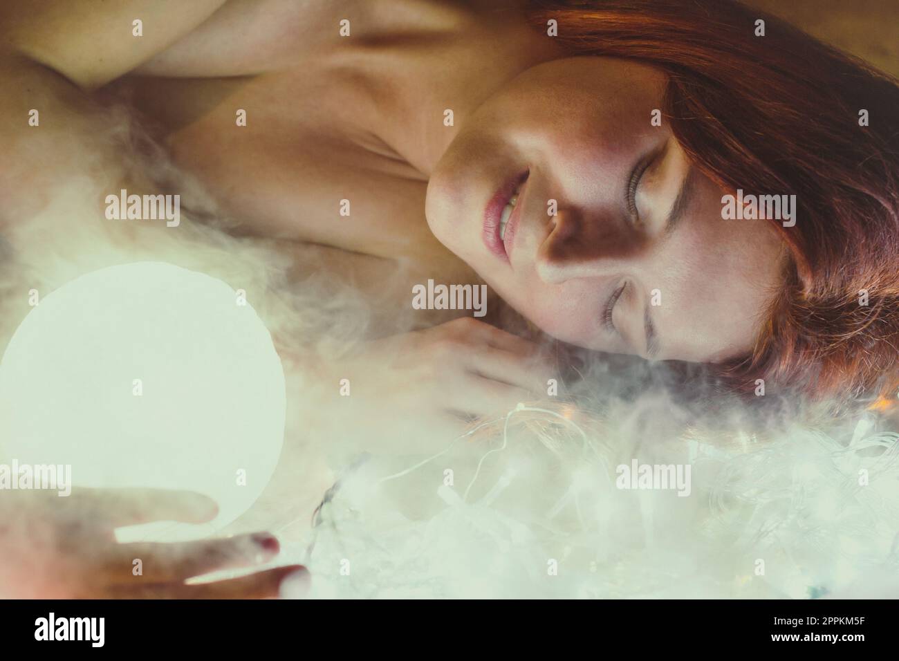 Chiudi la donna con un ritratto luminoso a sfera Foto Stock