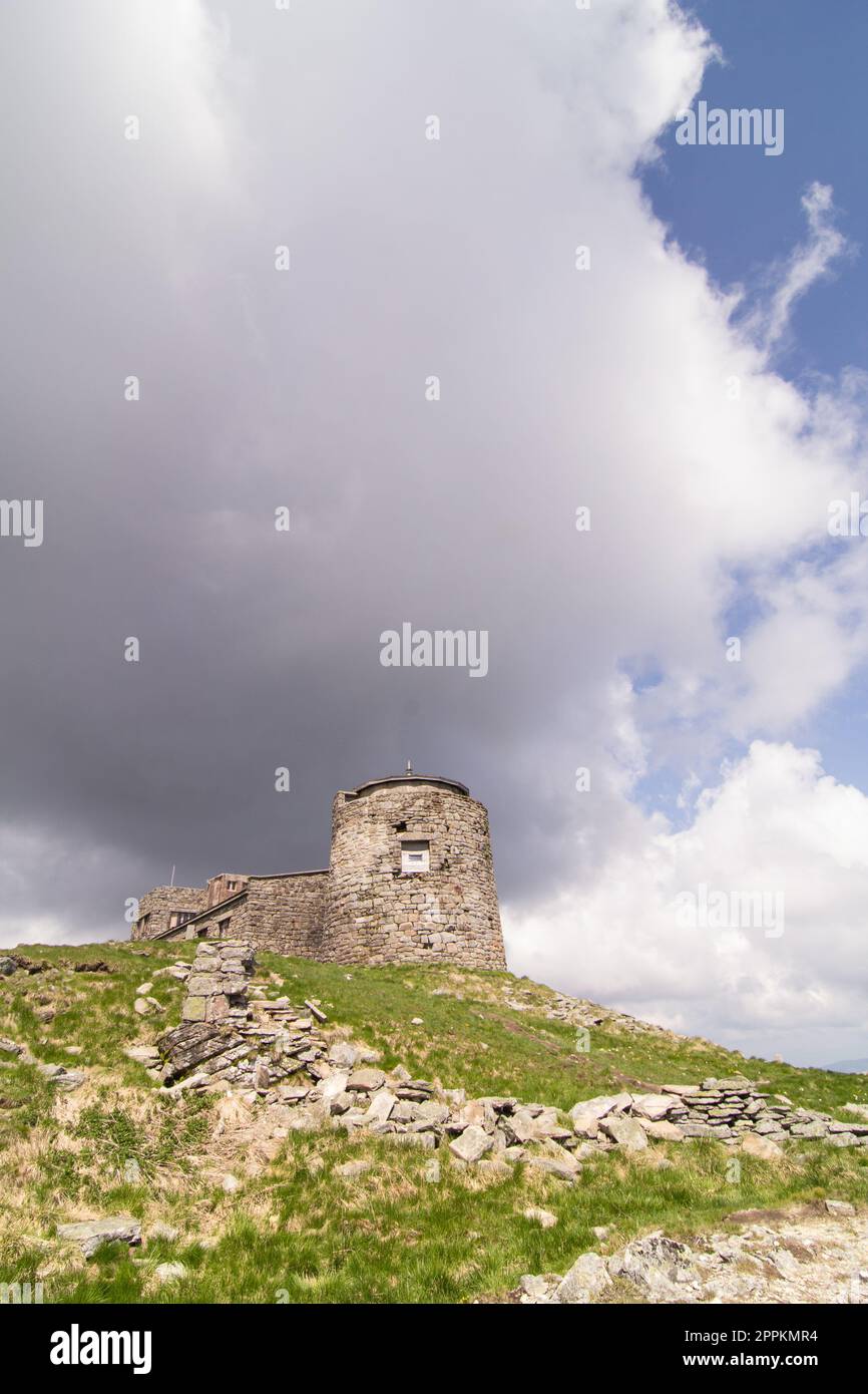 Fortezza di pietra abbandonata sulla scogliera paesaggio foto Foto Stock