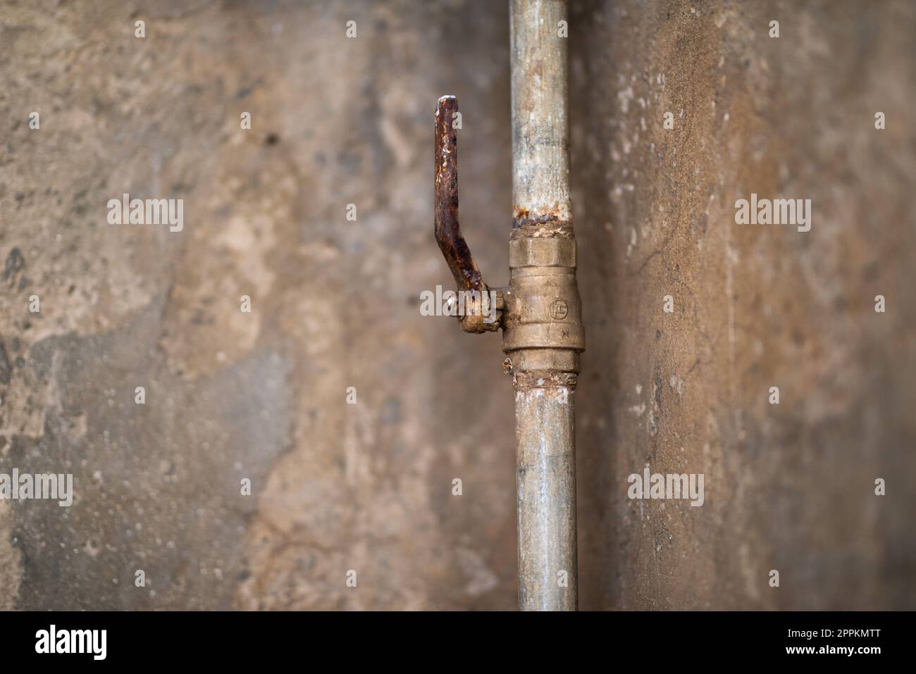 Rubinetto d'acqua in metallo grunge. Ferro arrugginito controllo valvola acqua fegato maneggiato. Foto Stock