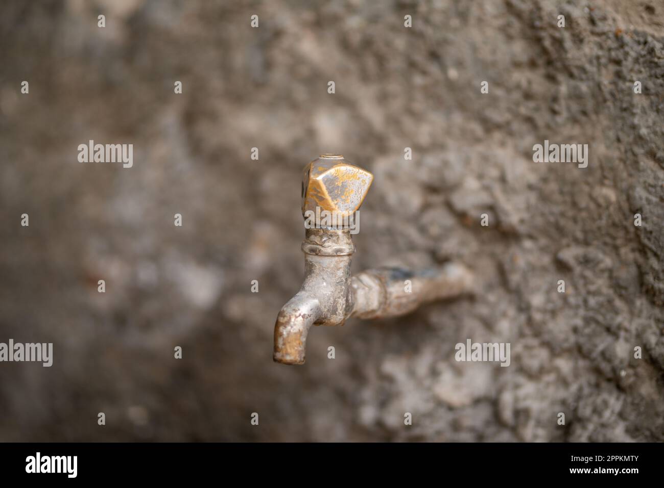 Rubinetto dell'acqua in metallo grunge. Rubinetto dell'acqua del ferro arrugginito. Foto Stock