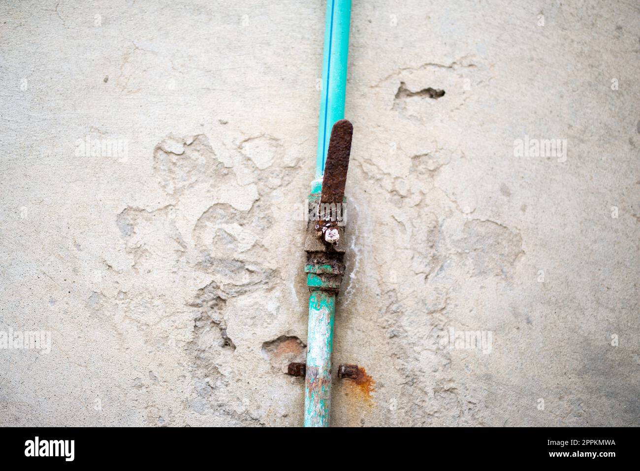 Rubinetto d'acqua in metallo grunge. Ferro arrugginito controllo valvola acqua fegato maneggiato. Foto Stock