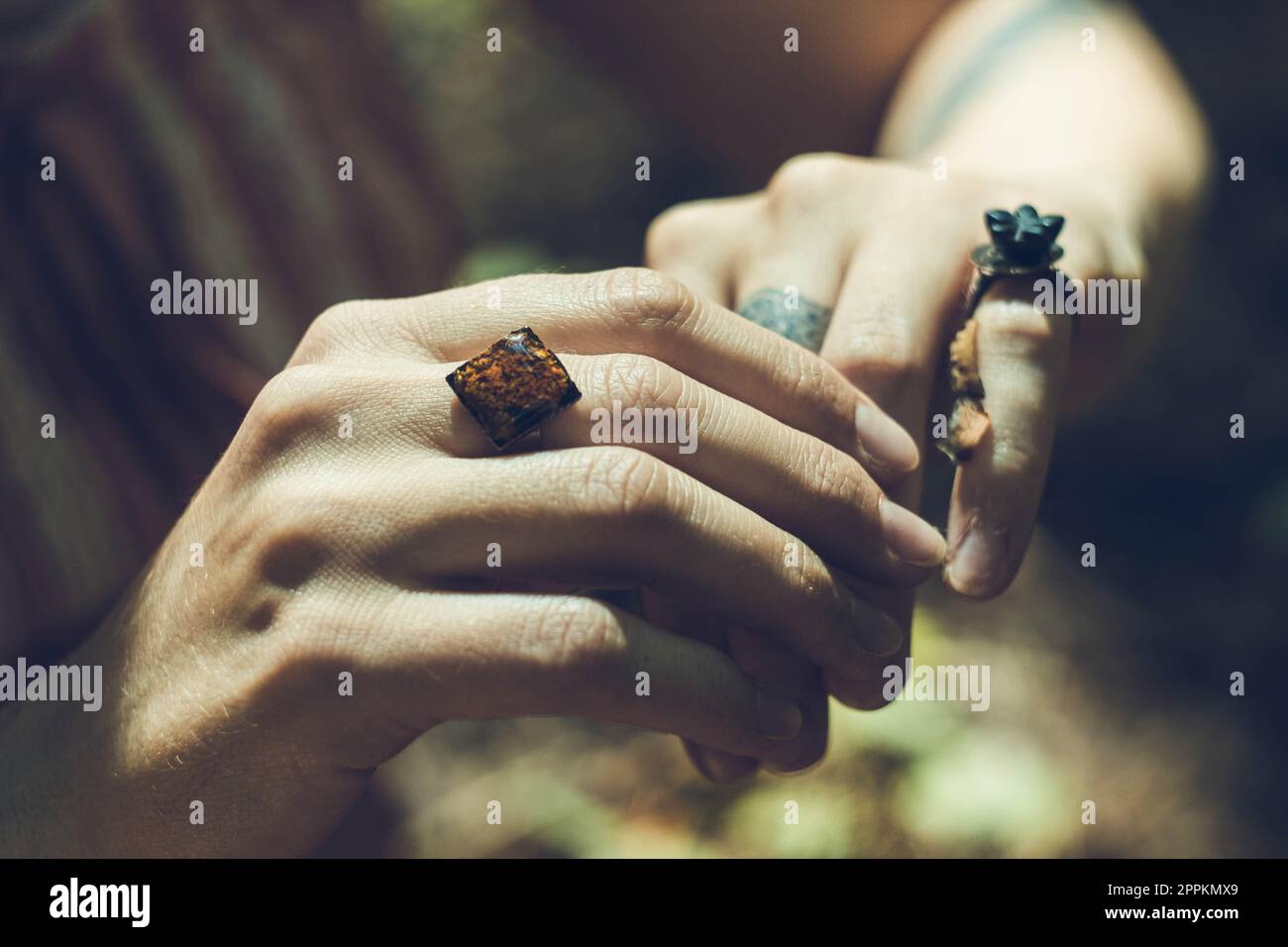 Primo piano donna mano con accessori concetto foto Foto Stock