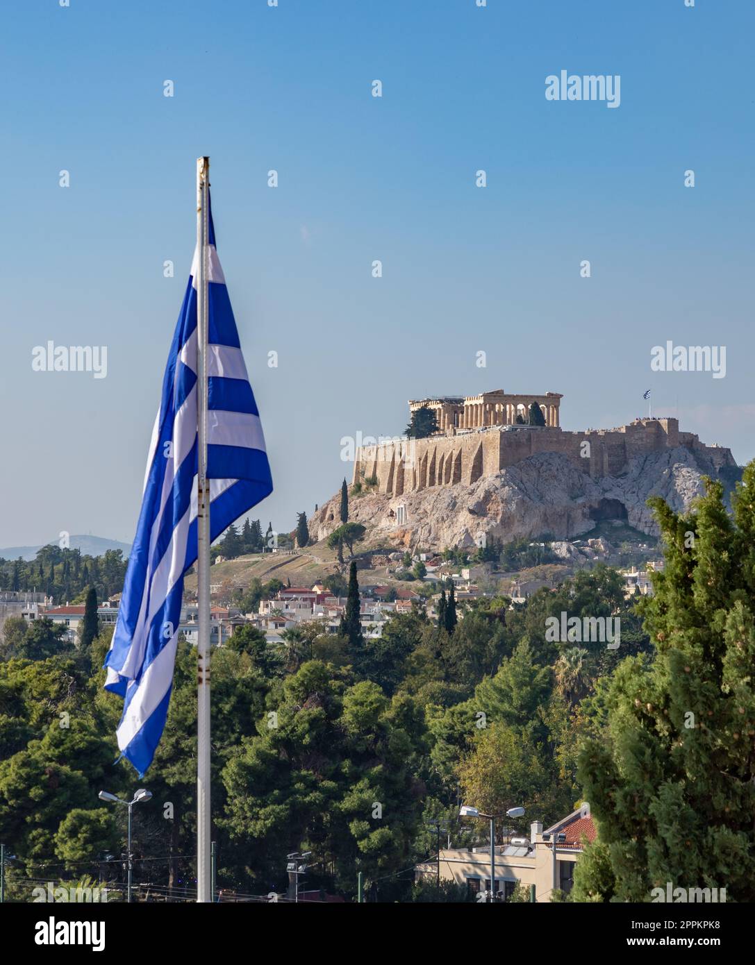 Acropoli di Atene - Pathenon e bandiera greca Foto Stock
