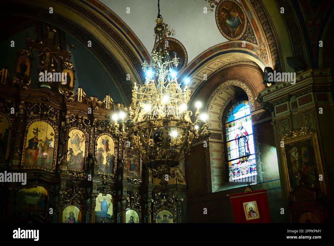 Sremska Mitrovica, Serbia 26 giugno 2022, Basilica di San Demetrius, Sabor Church. Altare, icone, grande lampadario della chiesa sotto l'arco. Archi e utensili da chiesa. Architettura neoclassica. Interni Foto Stock