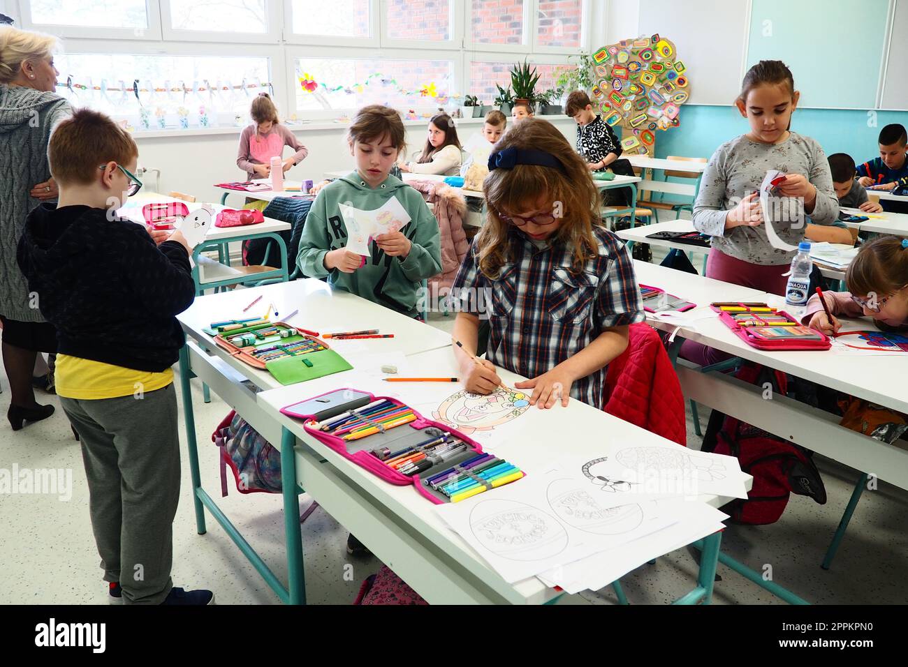 I bambini di 9-10 anni, i ragazzi e le ragazze, fanno artigianato artigianale alla lezione. Standard moderni di istruzione, sviluppo delle capacità creative e abilità motorie eccellenti a scuola 9 aprile 2022 Serbia Srem Foto Stock