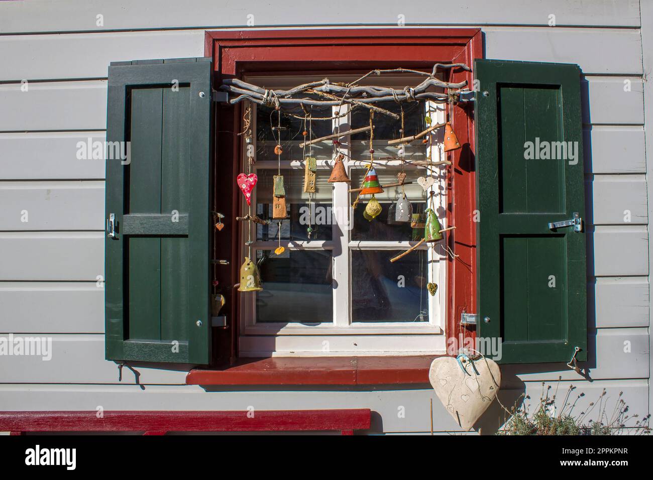 Finestra con decorazione - casa pittoresca nel centro storico di Monschau, Germania Foto Stock