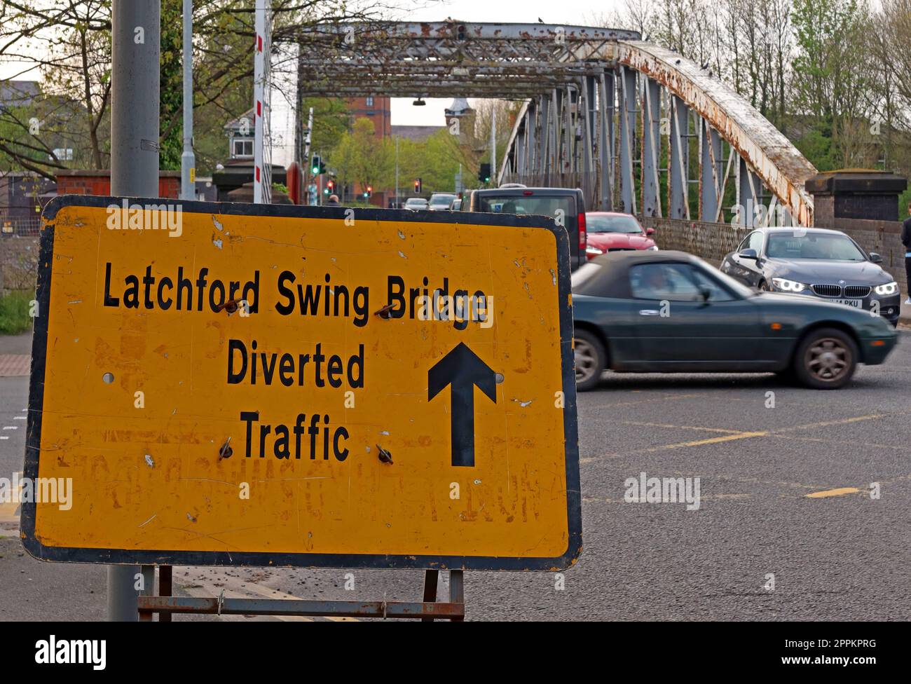 Latchford Swing Bridge chiuso - segnale di traffico deviato, A50, traffico caos e ritardi, Stockton Heath, Warrington, Cheshire, Inghilterra, REGNO UNITO, WA4 6SG Foto Stock