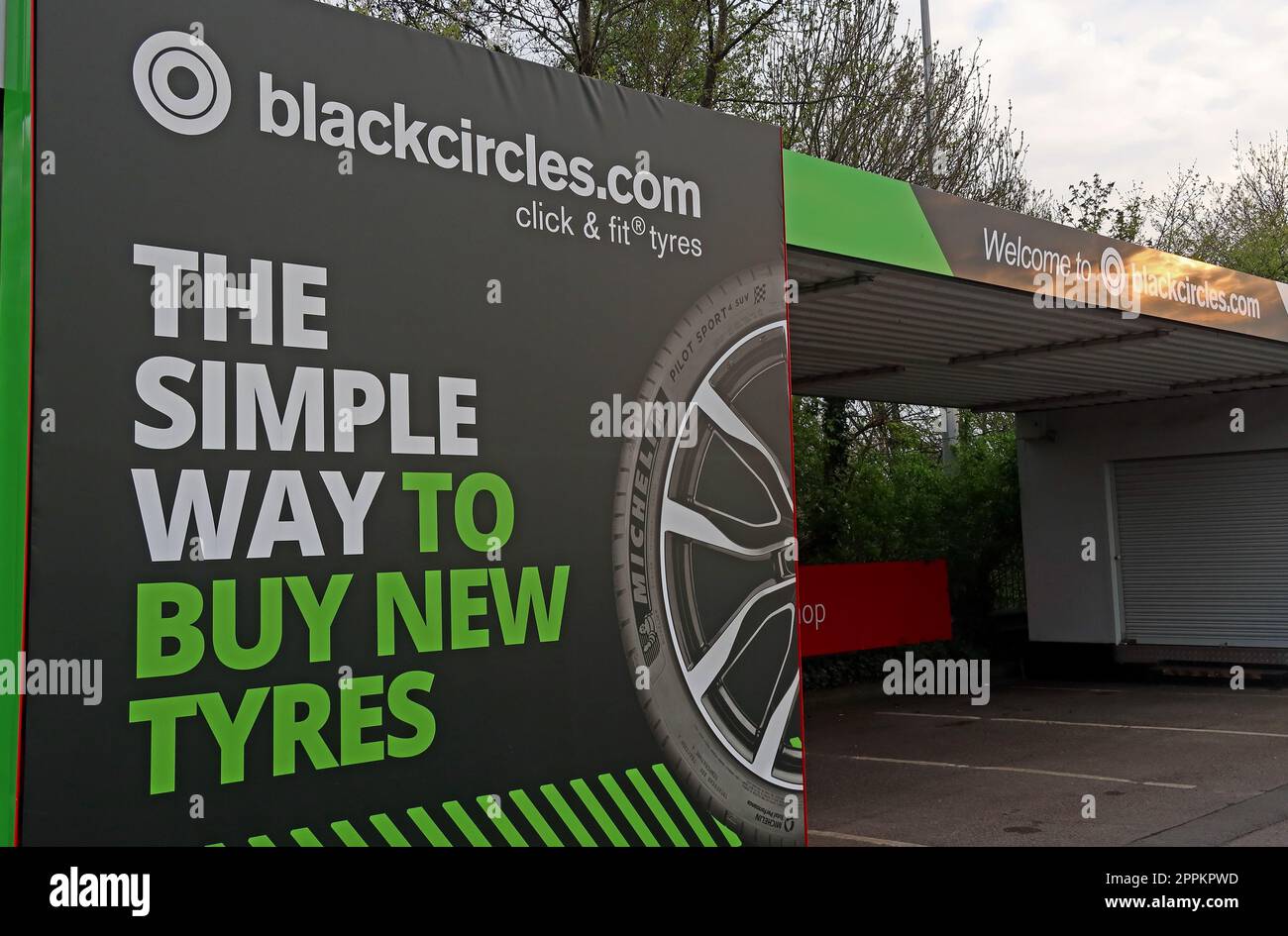 Cerchi neri - Blackcircles.com - il modo semplice per acquistare pneumatici nuovi - al supermercato Morrisons, Greenall's Ave, Warrington, Cheshire, UK, WA4 6RN Foto Stock