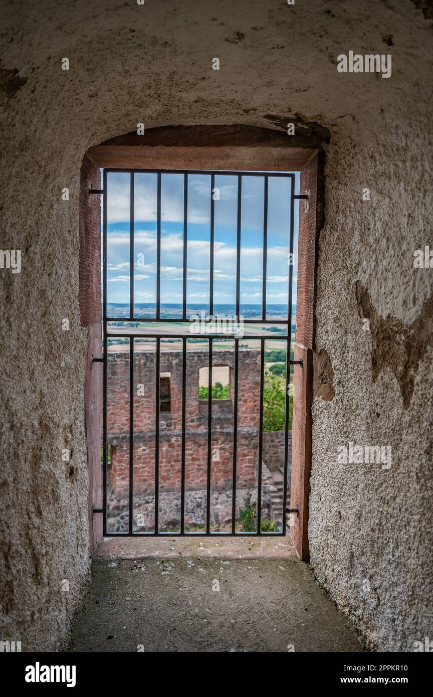 Vista dalla torre di osservazione al castello di teste otzberg, vecchia parete con finestra e reticolo, odenwald, germania Foto Stock