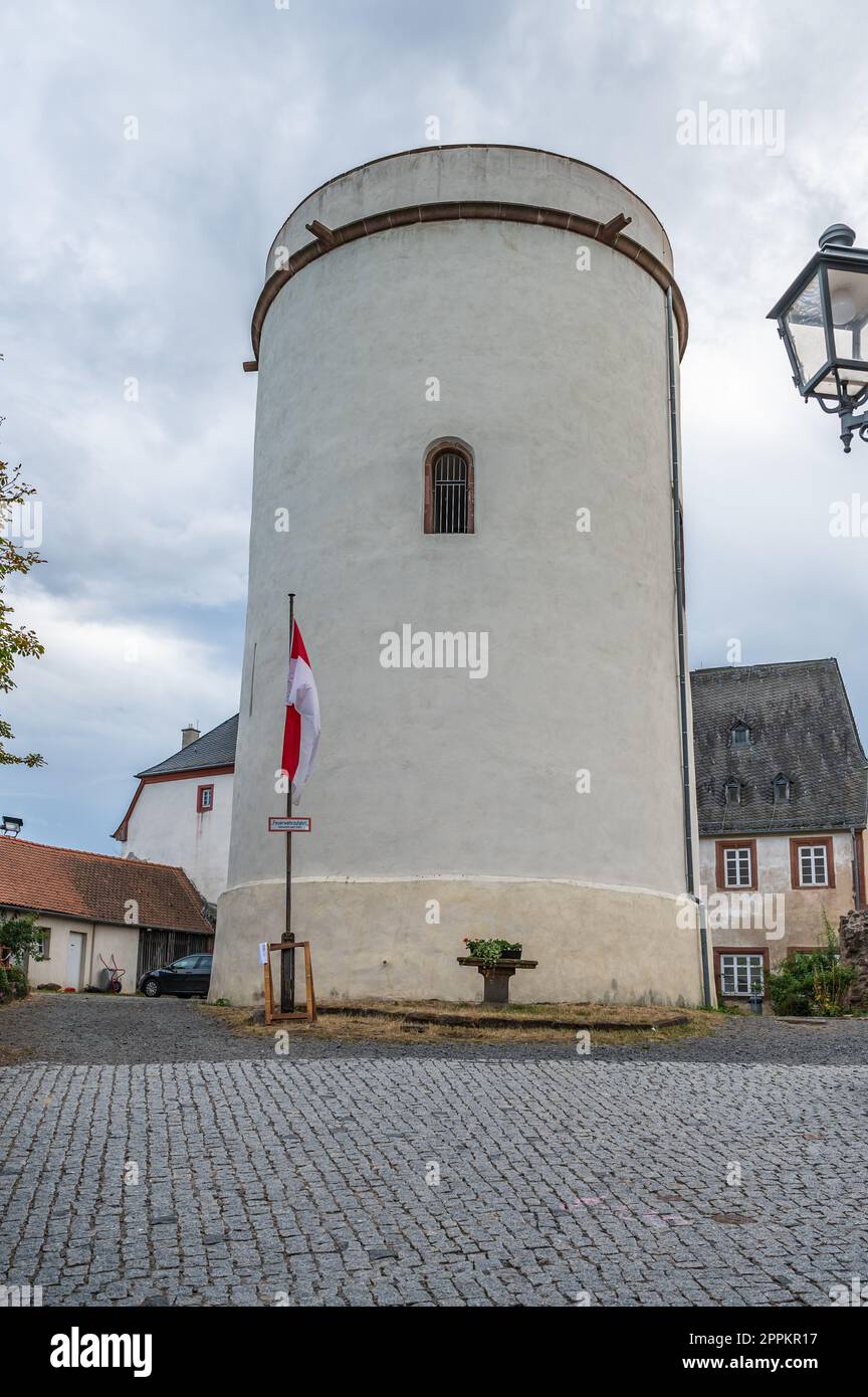 Torre di osservazione a teste Otzberg, Odenwald, vista da basso angolo con cortile del castello, giorno nuvoloso, germania Foto Stock