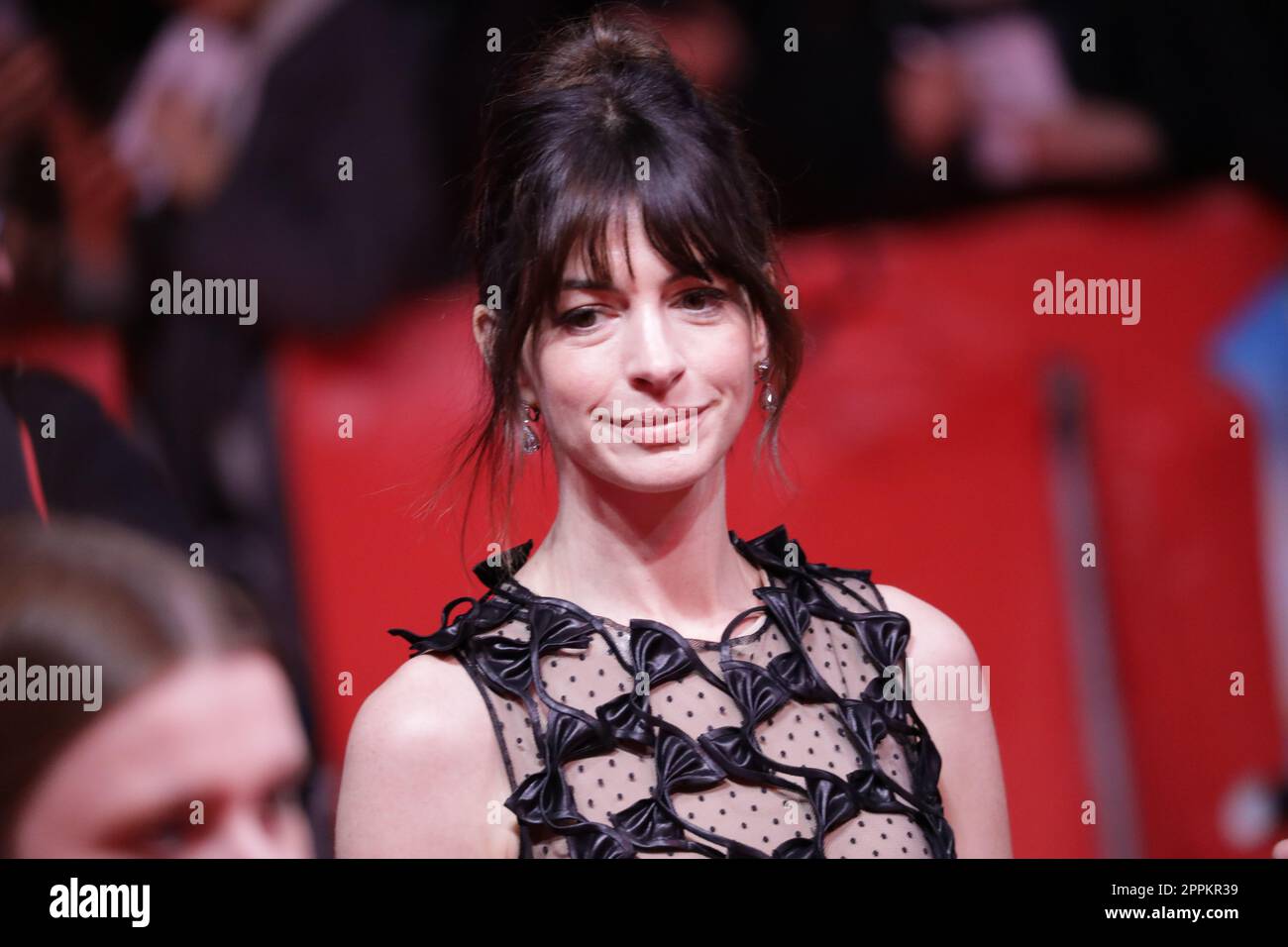 Cerimonia di apertura Red Carpet durante il 73° Berlinale International Film Festival Berlin al Berlinale Palast il 16 febbraio 2023 a Berlino con Anne Hathaway alla premiere di "She Came to me". Foto Stock